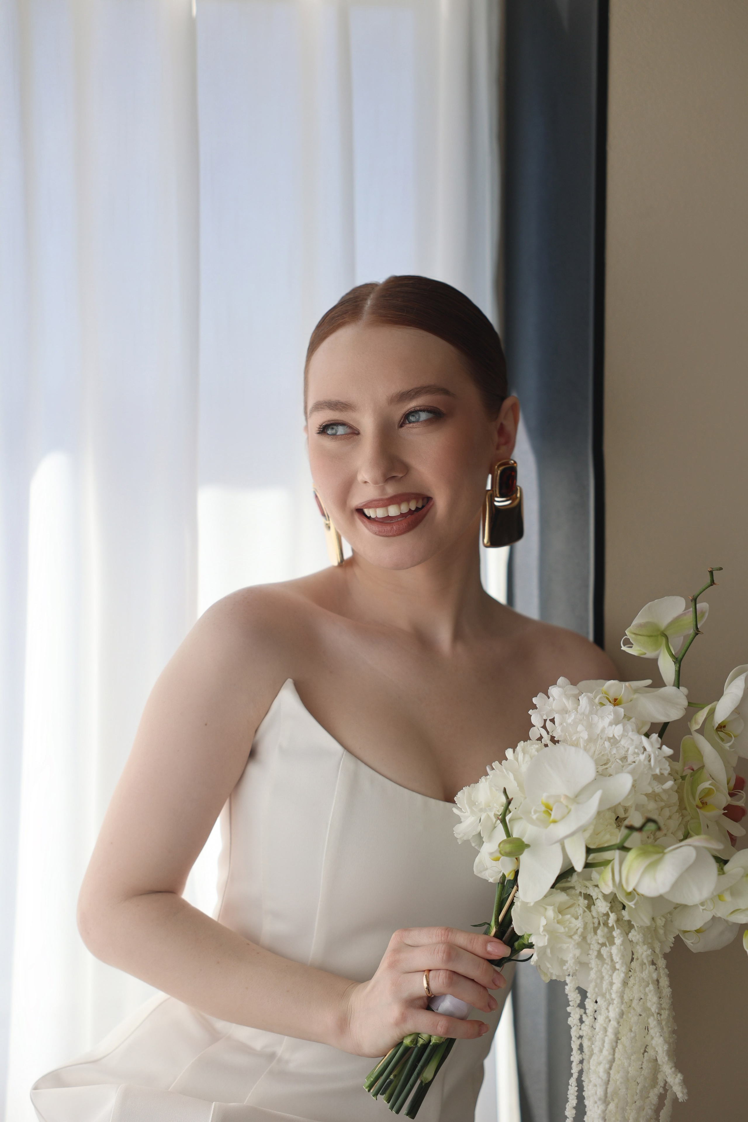 Свадебная фотосессия в Москве: молодожены на фоне Красной площади, фотограф на свадьбу в Москве.  Свадебная фотосессия в Зеленограде: романтический момент пары в парке Победы, заказать свадебную фотосессию.  Свадебная фотосессия в Москве: счастливая пара у Московского Кремля, фотограф на свадьбу в Москве.  Свадебная фотосессия в Зеленограде: невеста в белом платье и жених в костюме на фоне зелени, жених и невеста фотосессия.  Свадебная фотосессия: кольца на фоне цветочной композиции, заказать свадебную фотосессию.  Свадебная фотосессия в Москве на ВДНХ с красивыми архитектурными элементами, фотограф на свадьбу в Москве.  Свадебная фотосессия в Зеленограде: пара, держащаяся за руки на фоне живописного озера, жених и невеста фотосессия.  Свадебная фотосессия в Москве: пара на прогулке по улицам старой Москвы с архитектурными достопримечательностями, фотограф на свадьбу в Москве.  Свадебная фотосессия в гостиничном номере: невеста с букетом цветов на фоне уютного кафе в Зеленограде, заказать свадебную фотосессию.  Свадебная фотосессия в отеле на свадьбу: торжественный момент обмена клятвами на свадебной церемонии в Москве, фотограф на свадьбу в Зеленограде.