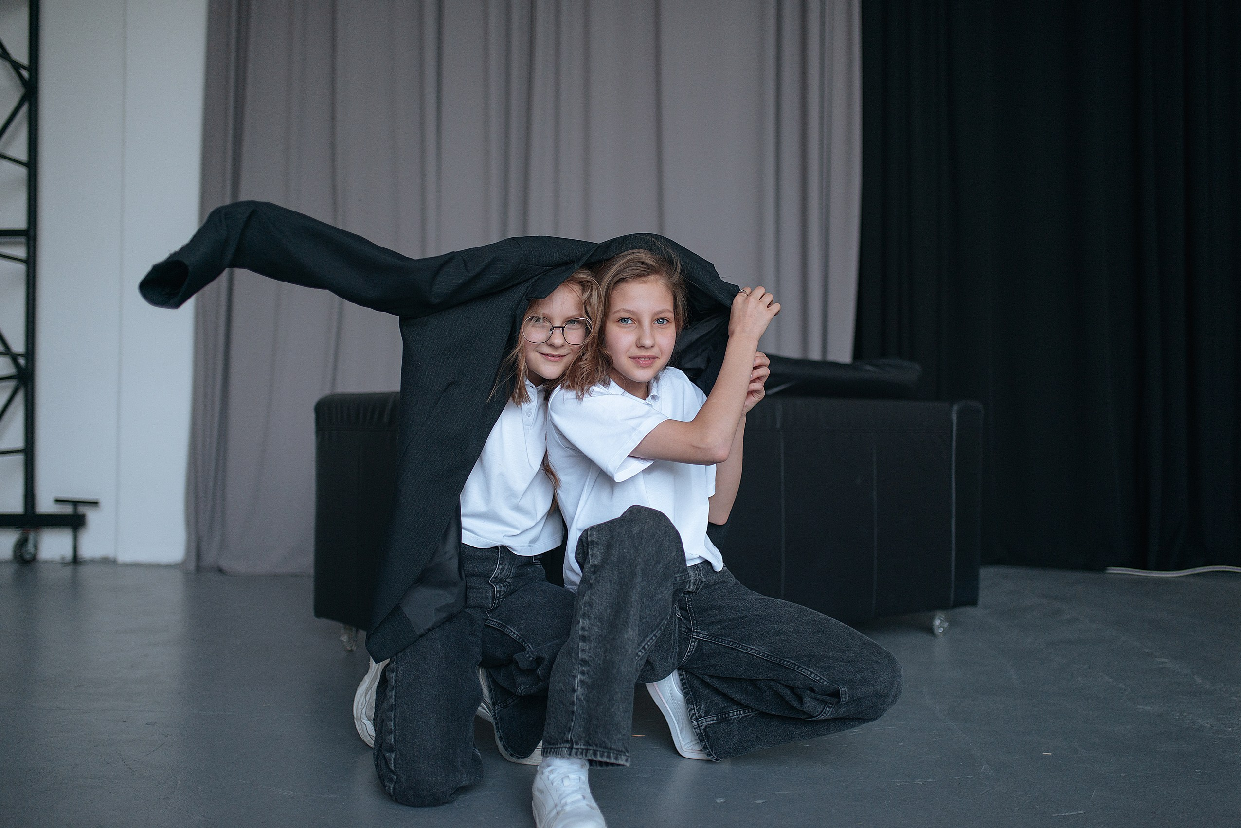 Фотосессия мама с дочками в стиле минимализм. Семейный фотограф Дарья Едапина Новосибирск. Фотограф Дарья Едапина Новосибирск