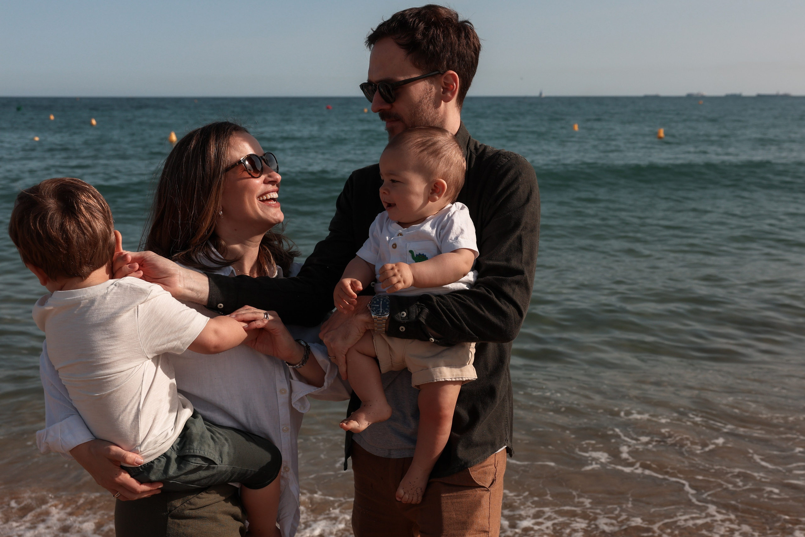 Family pizza at the sea. Natalia Zhuravleva|family, newborn, maternity photographer in Barcelona