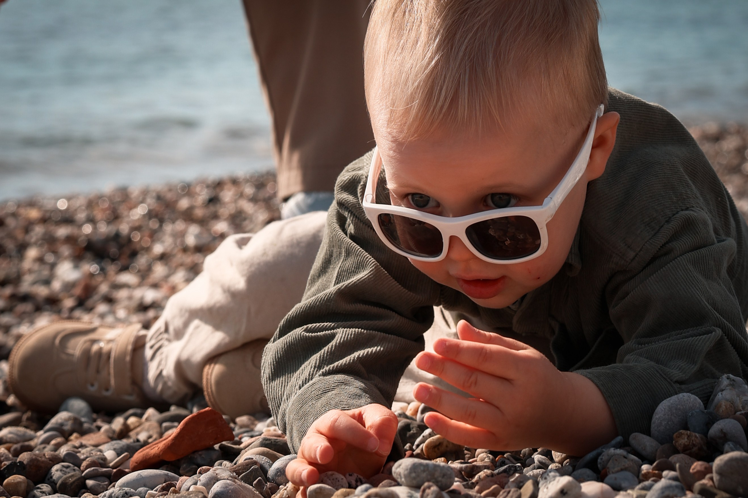 Seashore with a toddler. Natalia Zhuravleva|family, newborn, maternity photographer in Barcelona
