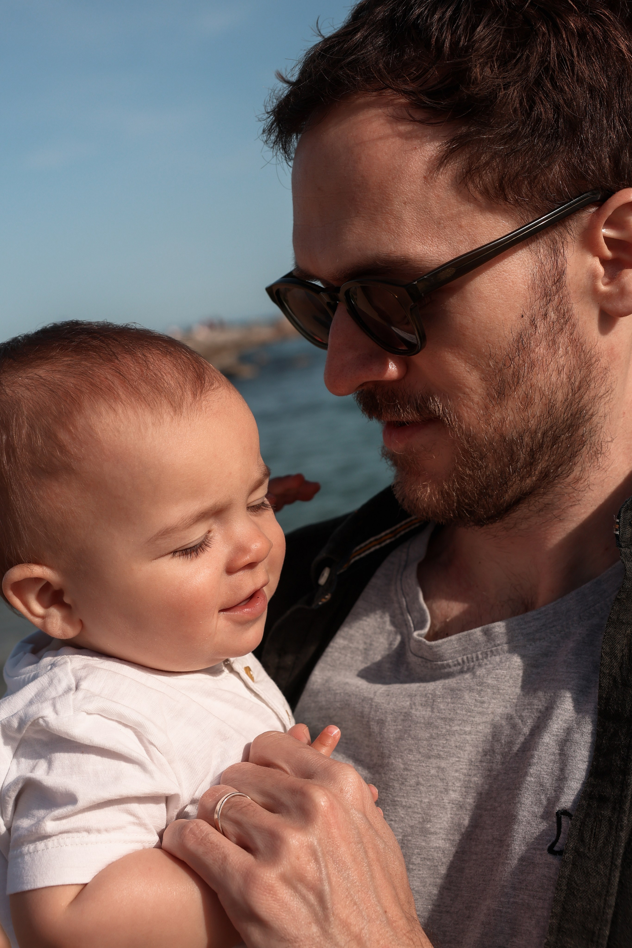 Family pizza at the sea. Natalia Zhuravleva|family, newborn, maternity photographer in Barcelona