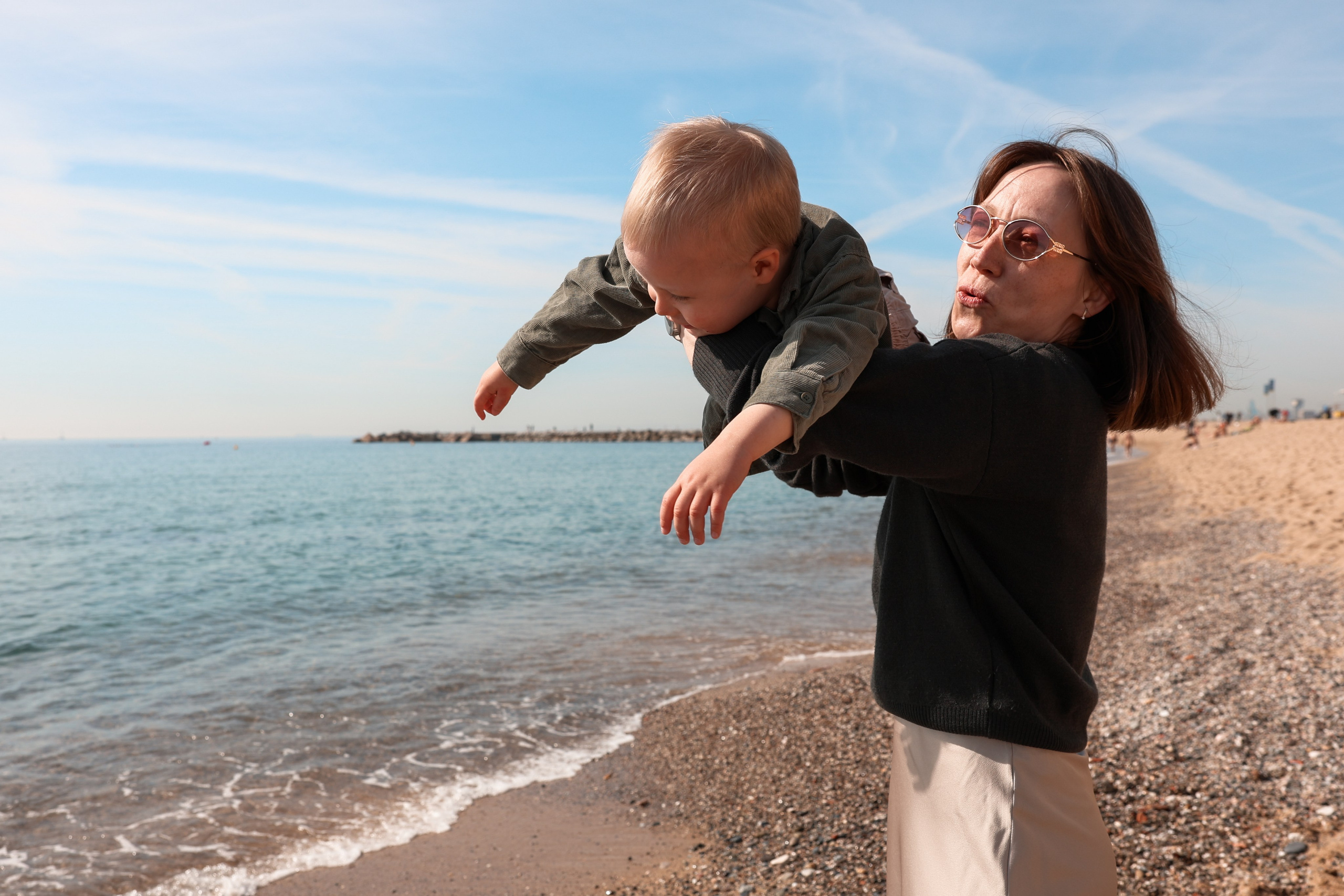 Seashore with a toddler. Natalia Zhuravleva|family, newborn, maternity photographer in Barcelona