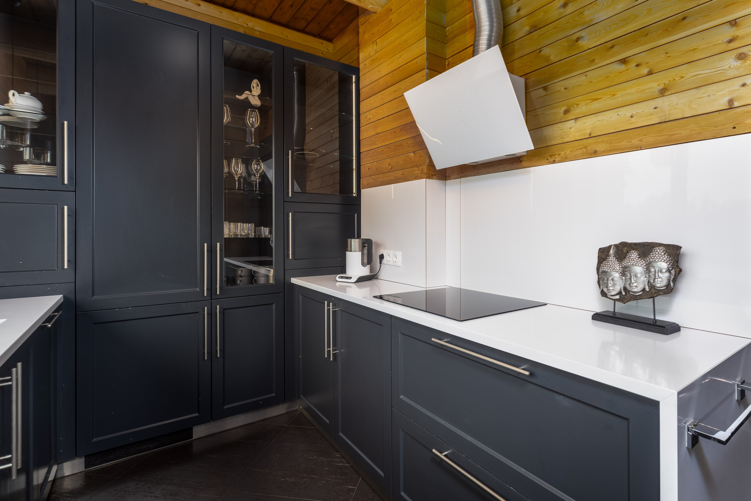 Кухонные шкафчики и зона приготовления пищи на кухне частного дома под Минском