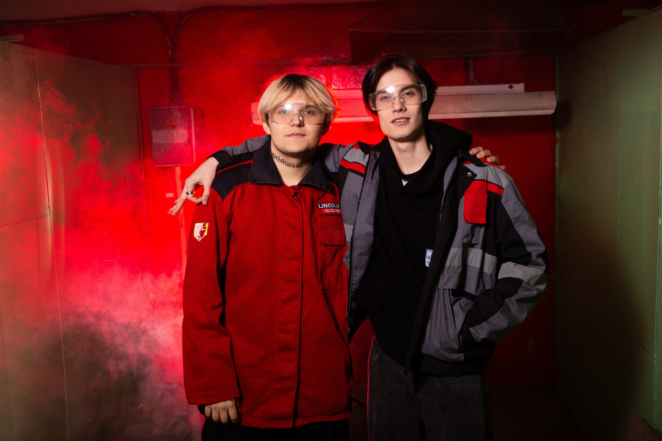 Фотосессия в Цеху для Выпускников Сварочного Производства | Твой Альбом Мценск. ТВОЙ АЛЬБОМ / ТВОИ ПРАВИЛА