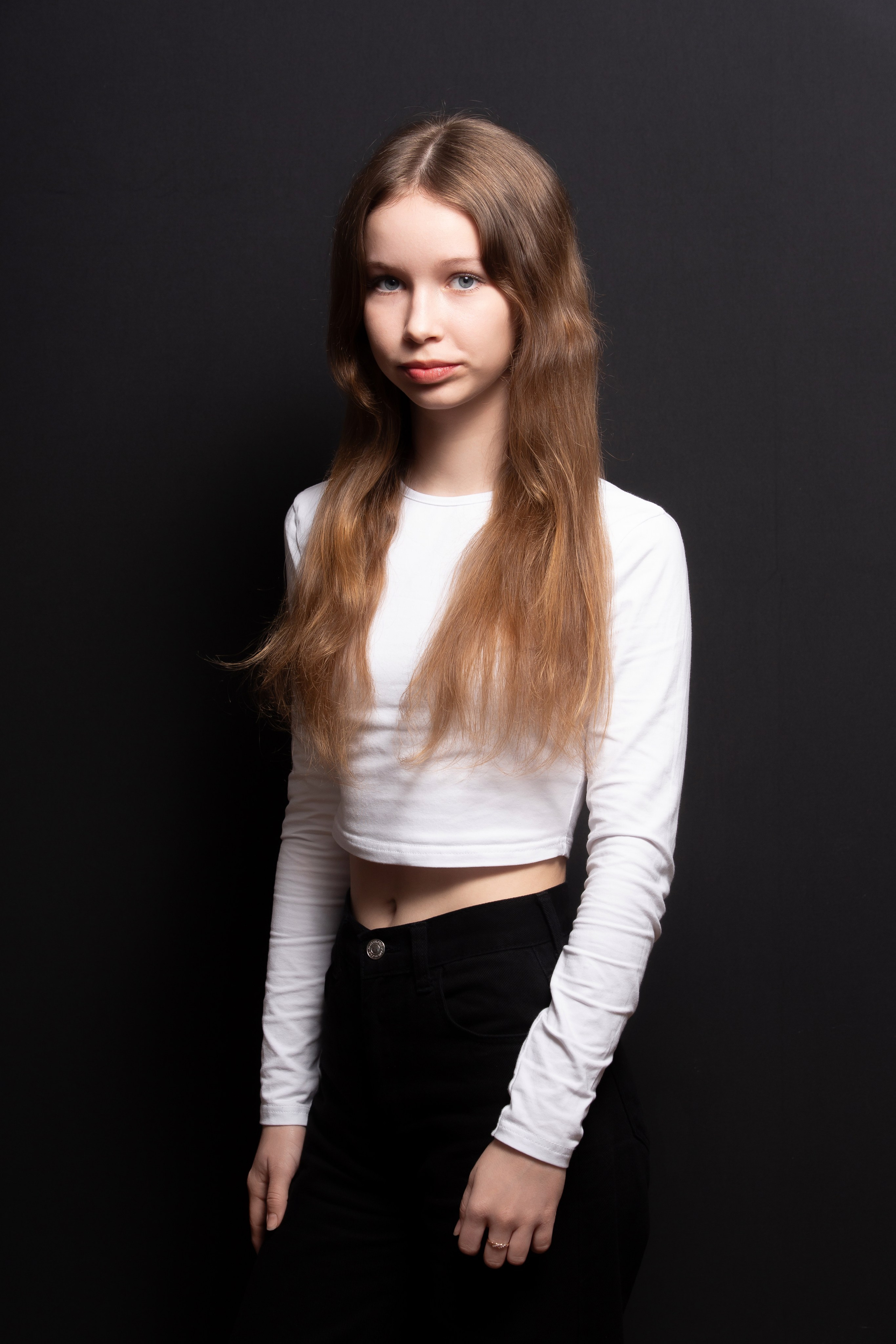 Портретная фотосессия для учеников 9 класса на чёрном фоне | Школьный фотограф Николай Богатырёв | Твой альбом / Твои правила. ТВОЙ АЛЬБОМ / ТВОИ ПРАВИЛА