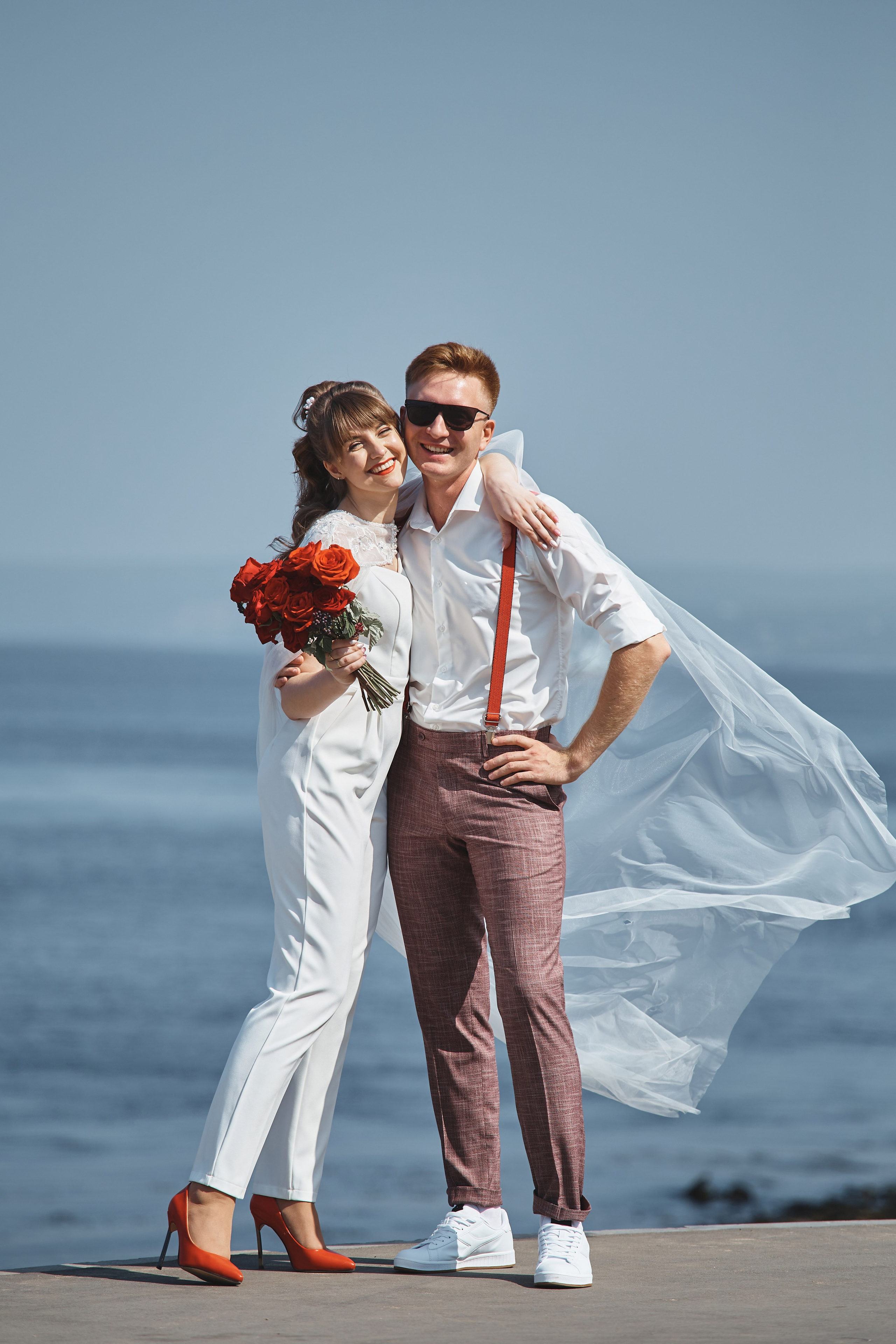 Фотосессия молодых жениха и невесты на набережной Волги