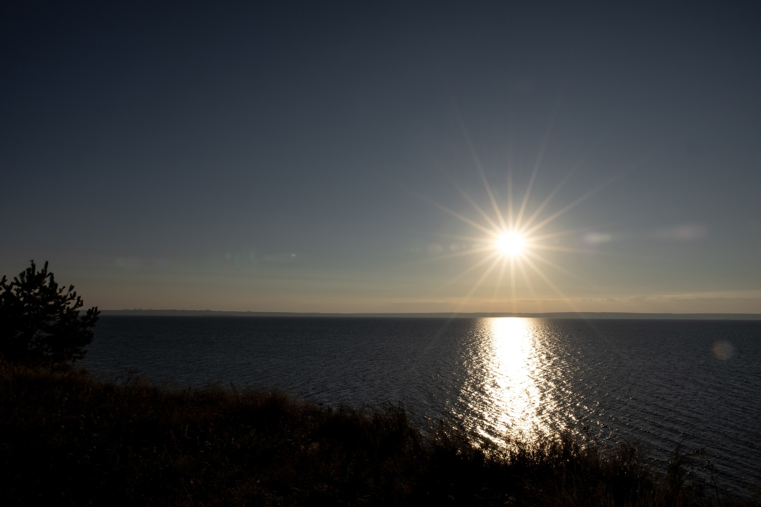Здравствуйте! Я свадебный фотограф из Ульяновска, работаю в том числе по всей России и с выездом за границу. Снимаю свадьбы, lovestory, корпоративы, светский репортаж. Провожу обучение по фотографии, мастер-классы и воркшопы для других фотографов.