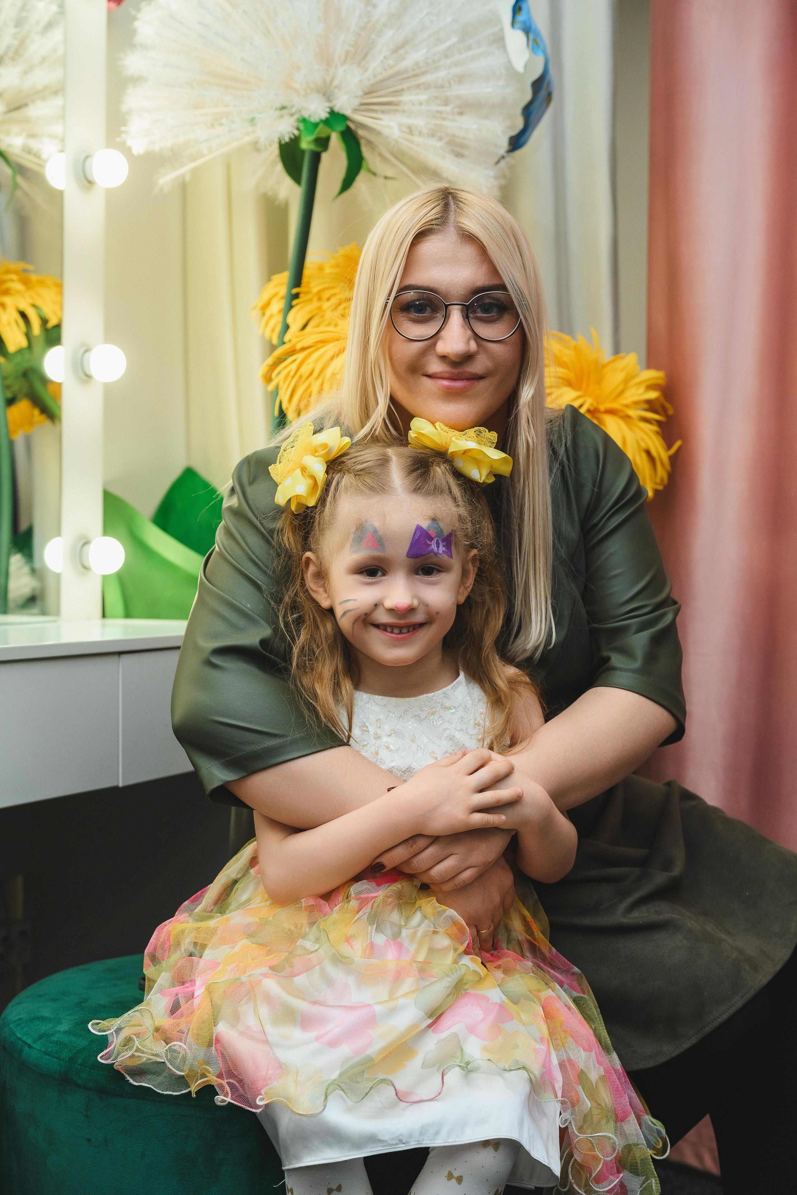 Когда заказывают фотографа на День рождения, обычно подразумевают репортажную съемку, но я не ограничиваю себя одним стилем. Портрет с Вашим ребёнком займет свое место в семейном архиве.