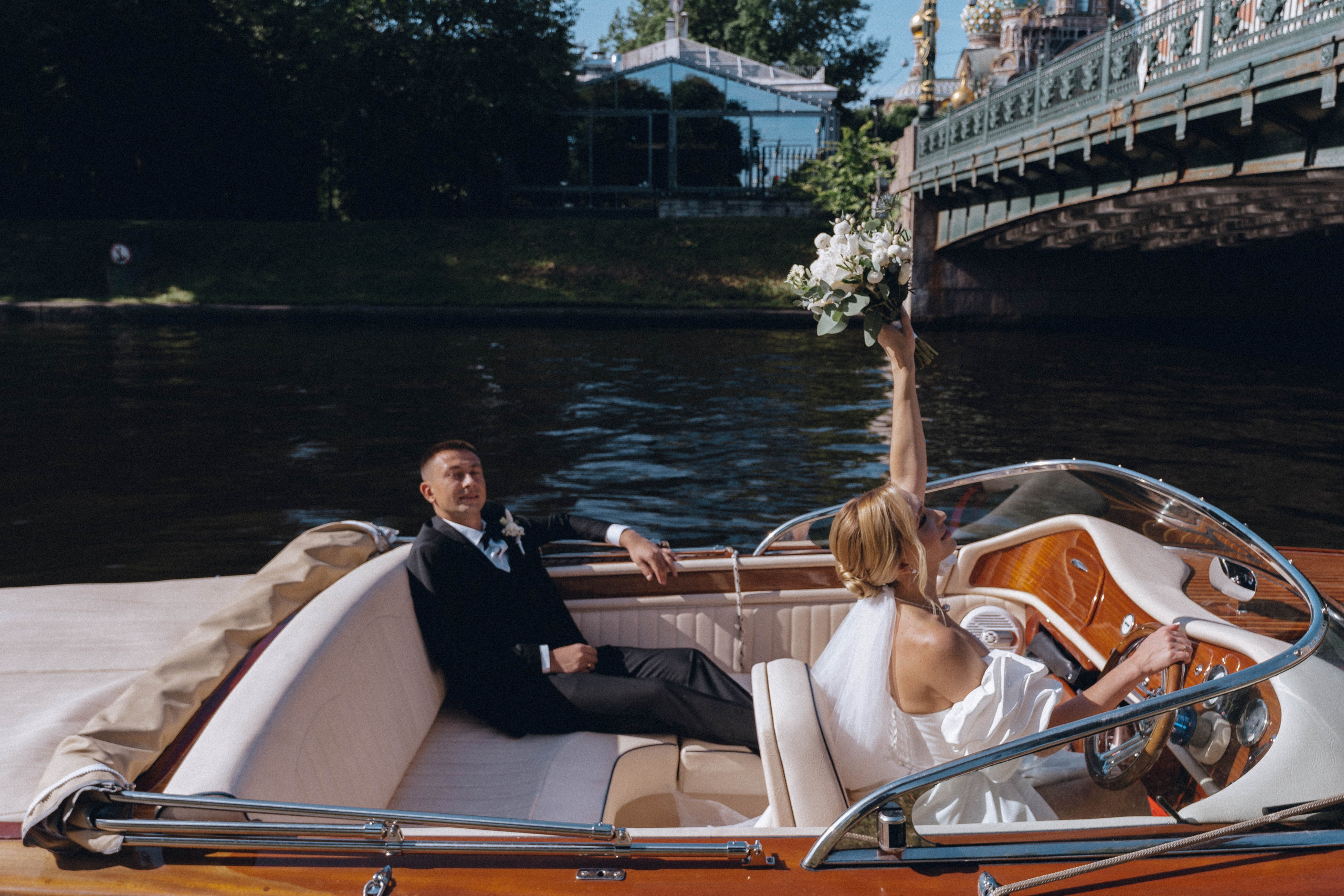 СВАДЕНБНАЯ СЬЕМКА НА КАТЕРЕ ПО КАНАЛАМ САНКТ-ПЕТЕРБУРГА И В АКВАТОРИИ НЕВЫ. Профессиональный фотограф, Санкт-Петербург — Виктория Богомолова