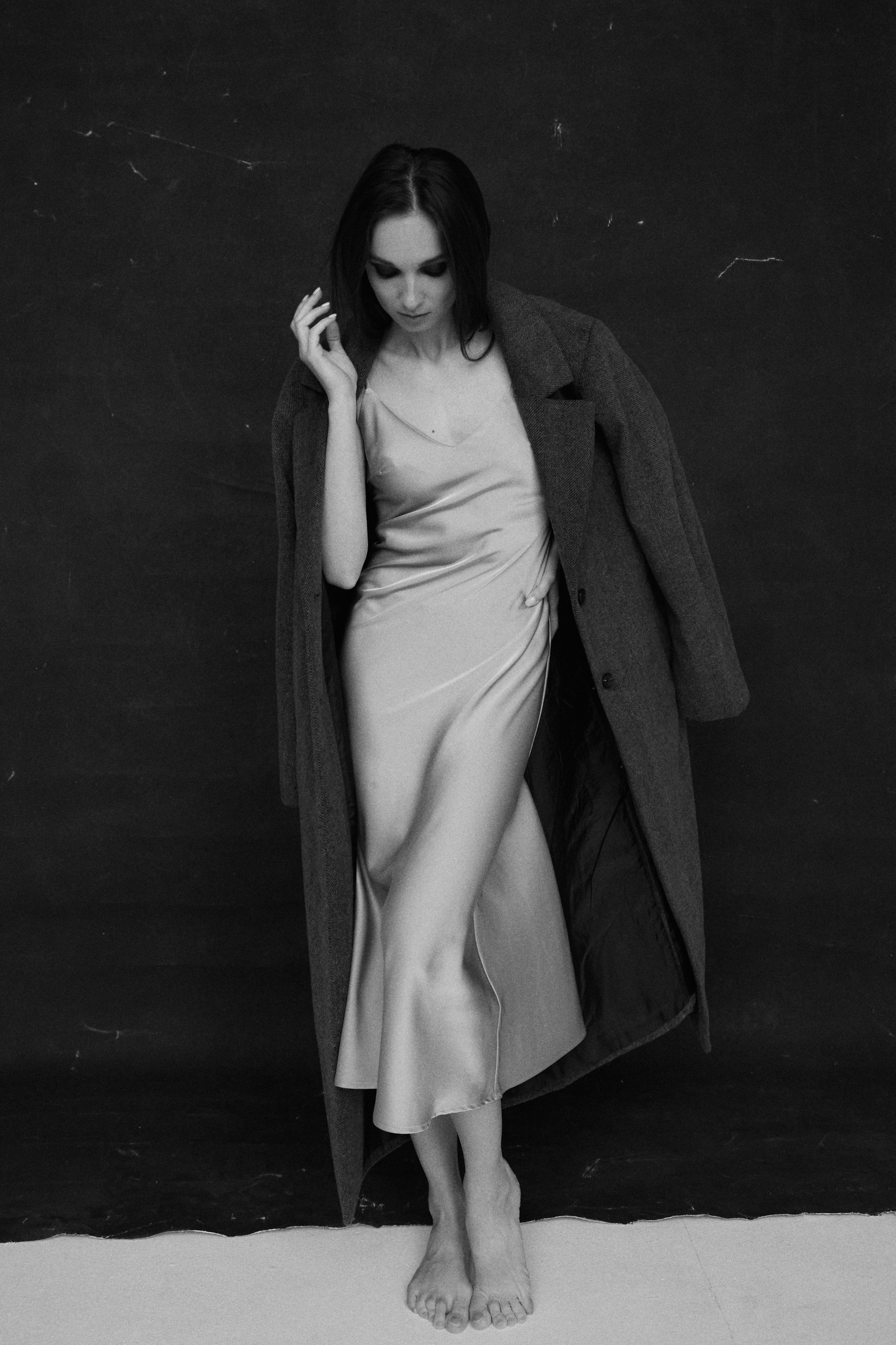 Портретный фотограф в Москве Калагина Светлана. Профессиональная фотосессия в студии для девушки. Классический чено-белый женский портрет