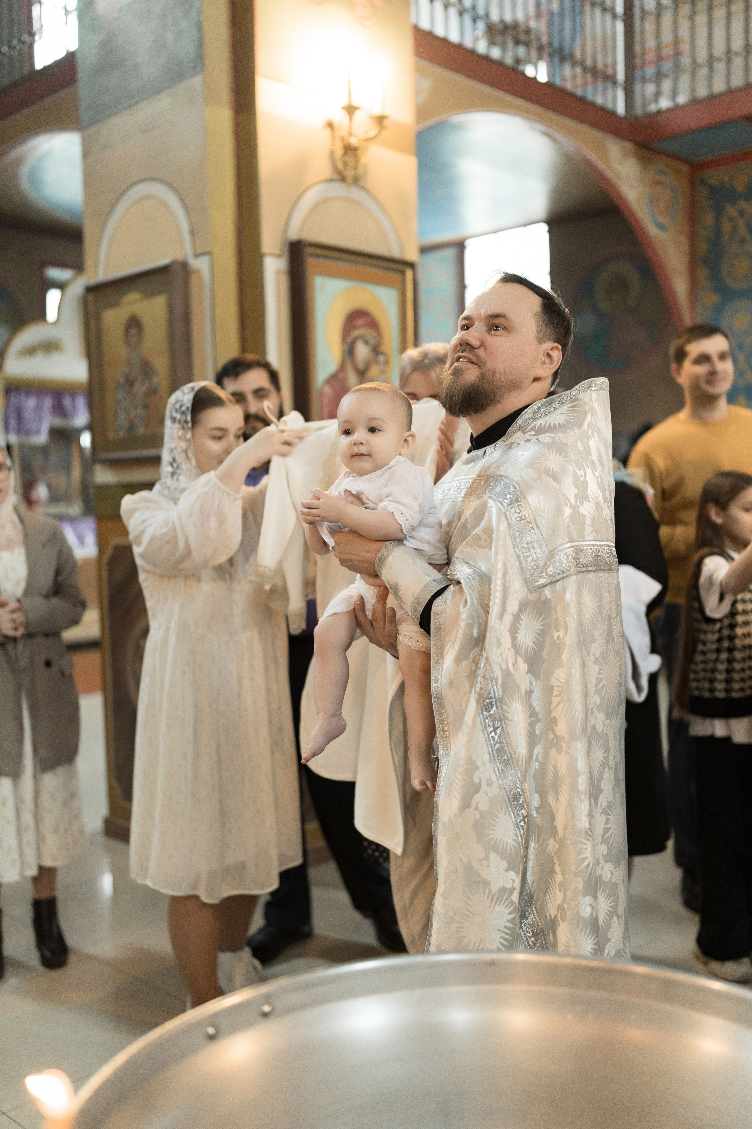 Крещение Миланы в церкви иконы Божией Матери / пасмурная погода. Анастасия Безуглова- свадебный фотограф в Таганроге