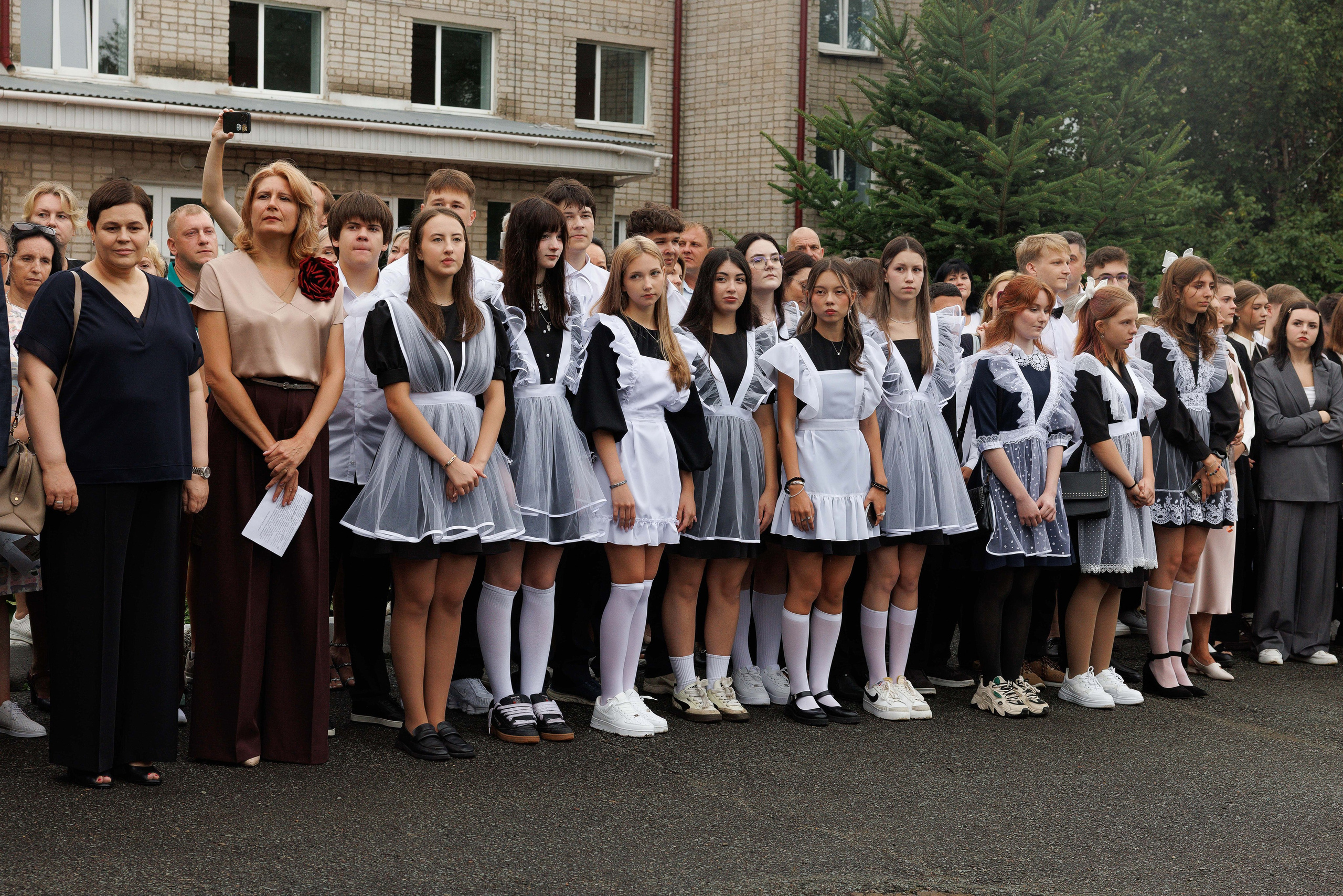 Линейка 11 клас Гимназия Артём. Photoalbum-vl.ru