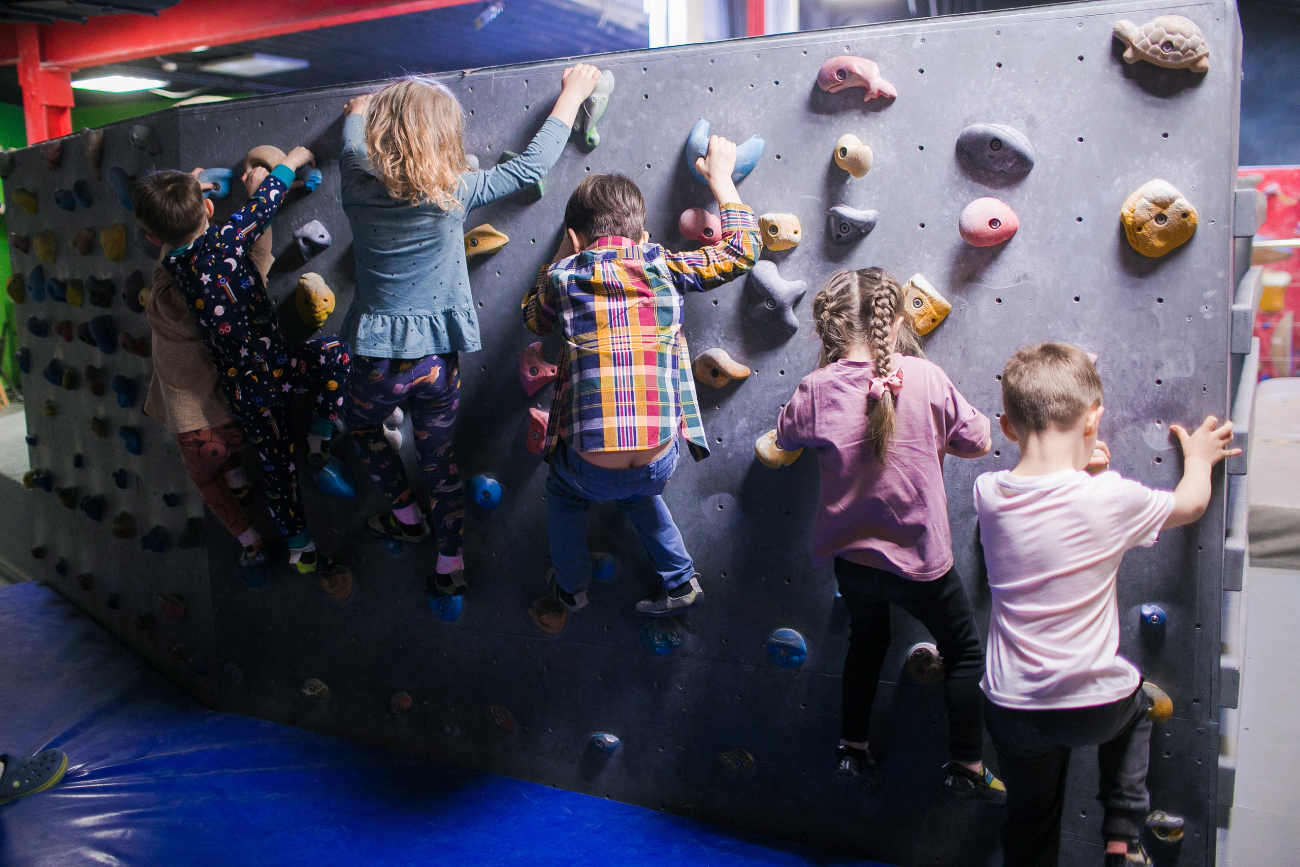 Фотосъемка детского Дня рождения на скалодроме. Репортажный фотограф Борис Геер