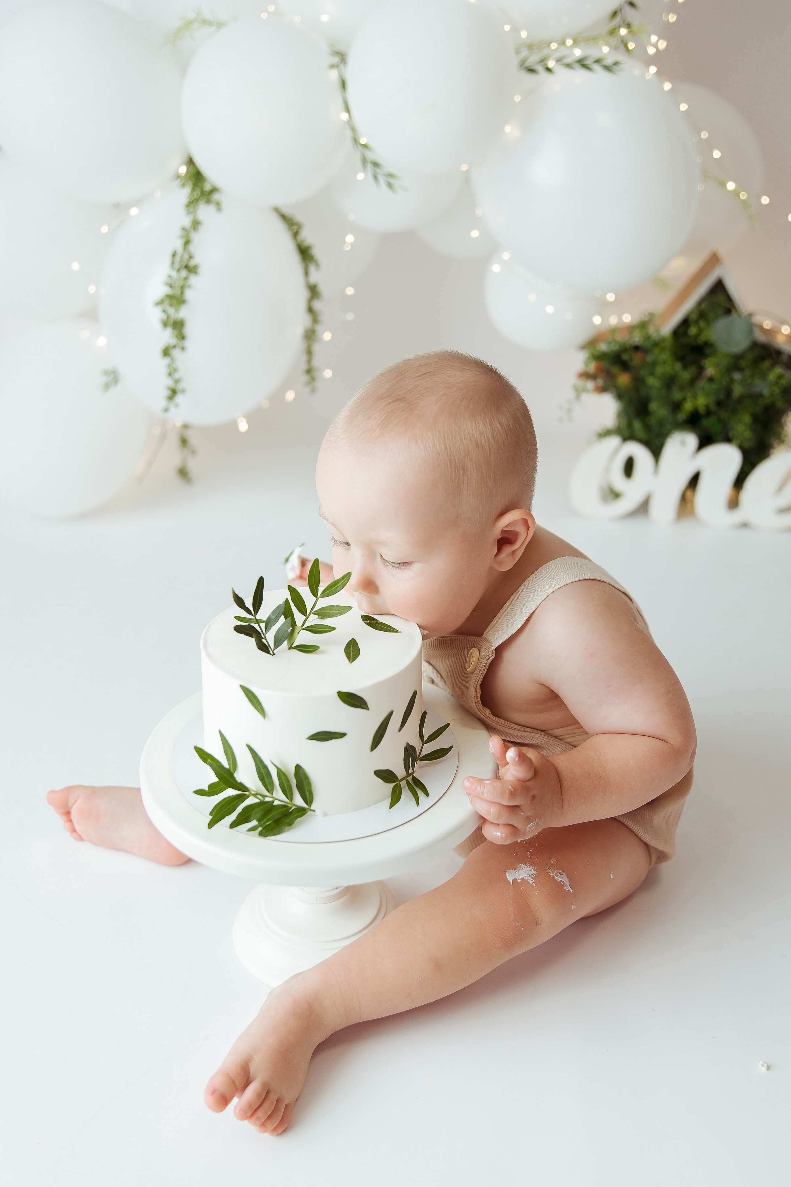 Праздничное оформление. Фотограф беременности, новорожденных Москва. годики под ключ