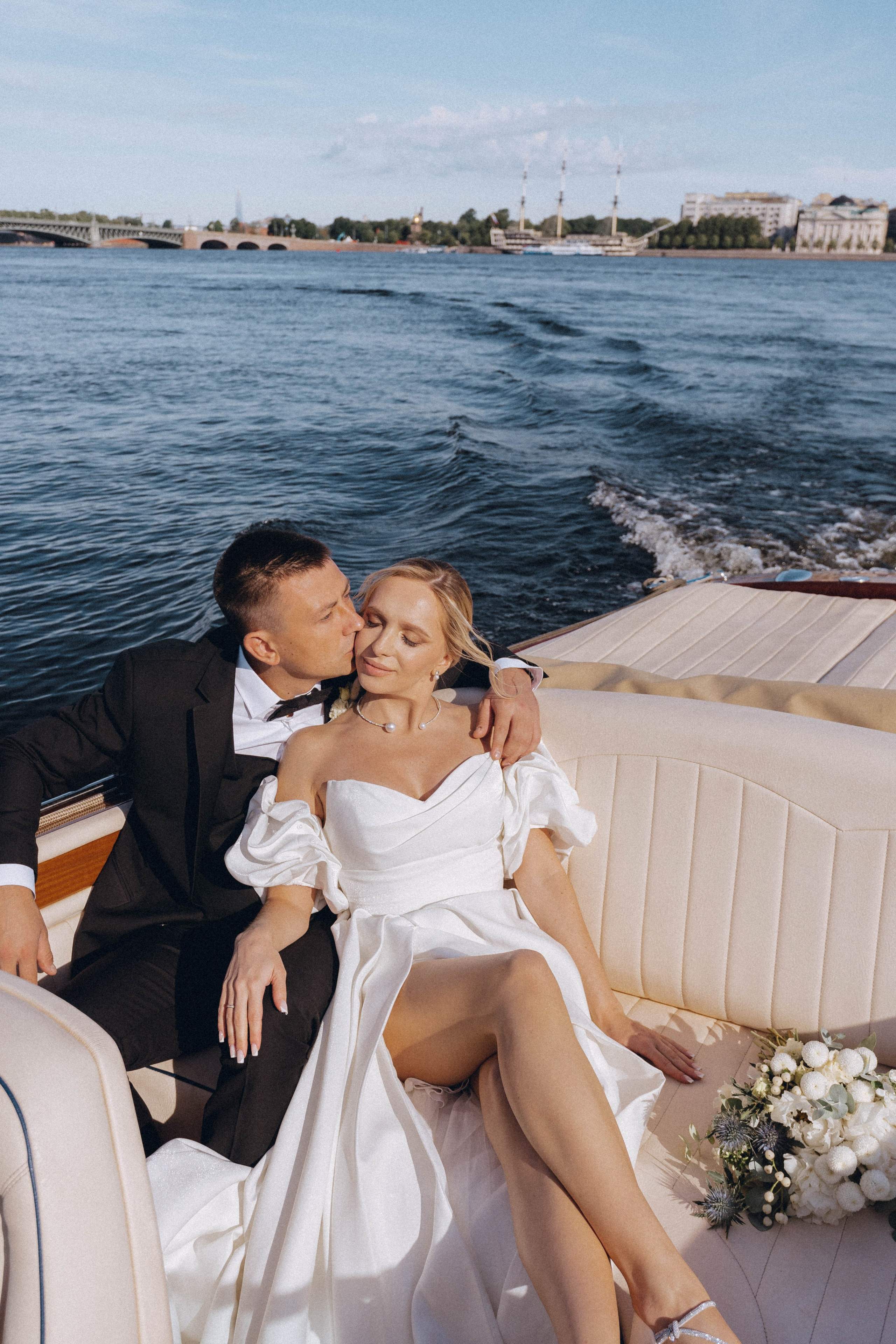 СВАДЕНБНАЯ СЬЕМКА НА КАТЕРЕ ПО КАНАЛАМ САНКТ-ПЕТЕРБУРГА И В АКВАТОРИИ НЕВЫ. Профессиональный фотограф, Санкт-Петербург — Виктория Богомолова