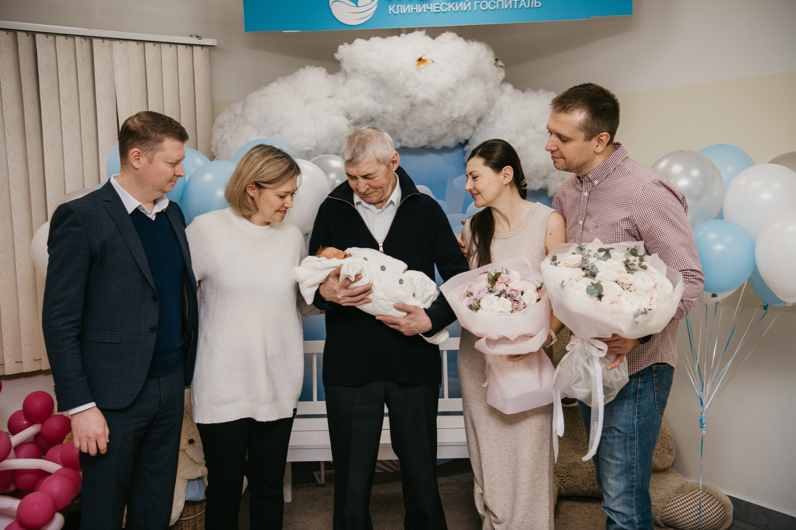 Выписка малыша. Мать и дитя на Севастопольском. Фотограф на выписку из роддома в Москве и МО