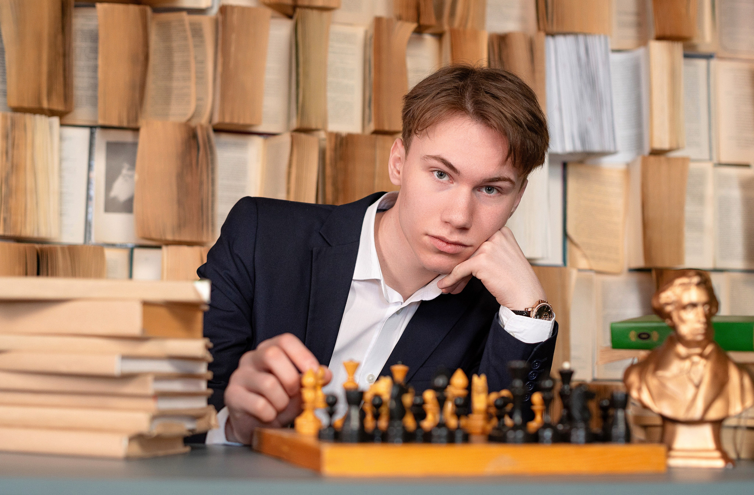 Выпускник школы №24 города Сургута на профессиональной фотосессии.