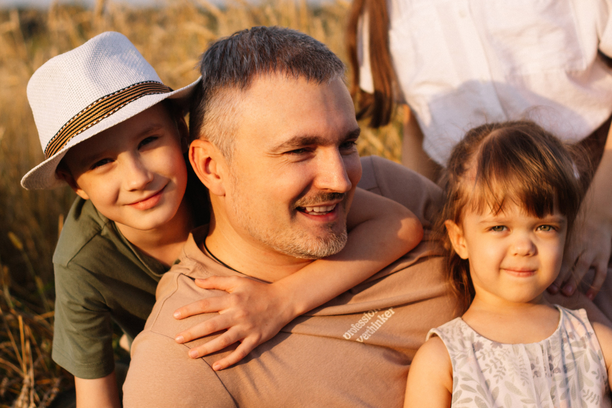 Семейная фотосессия на закате в полях. Семейный фотограф в Томске Максимова Екатерина
