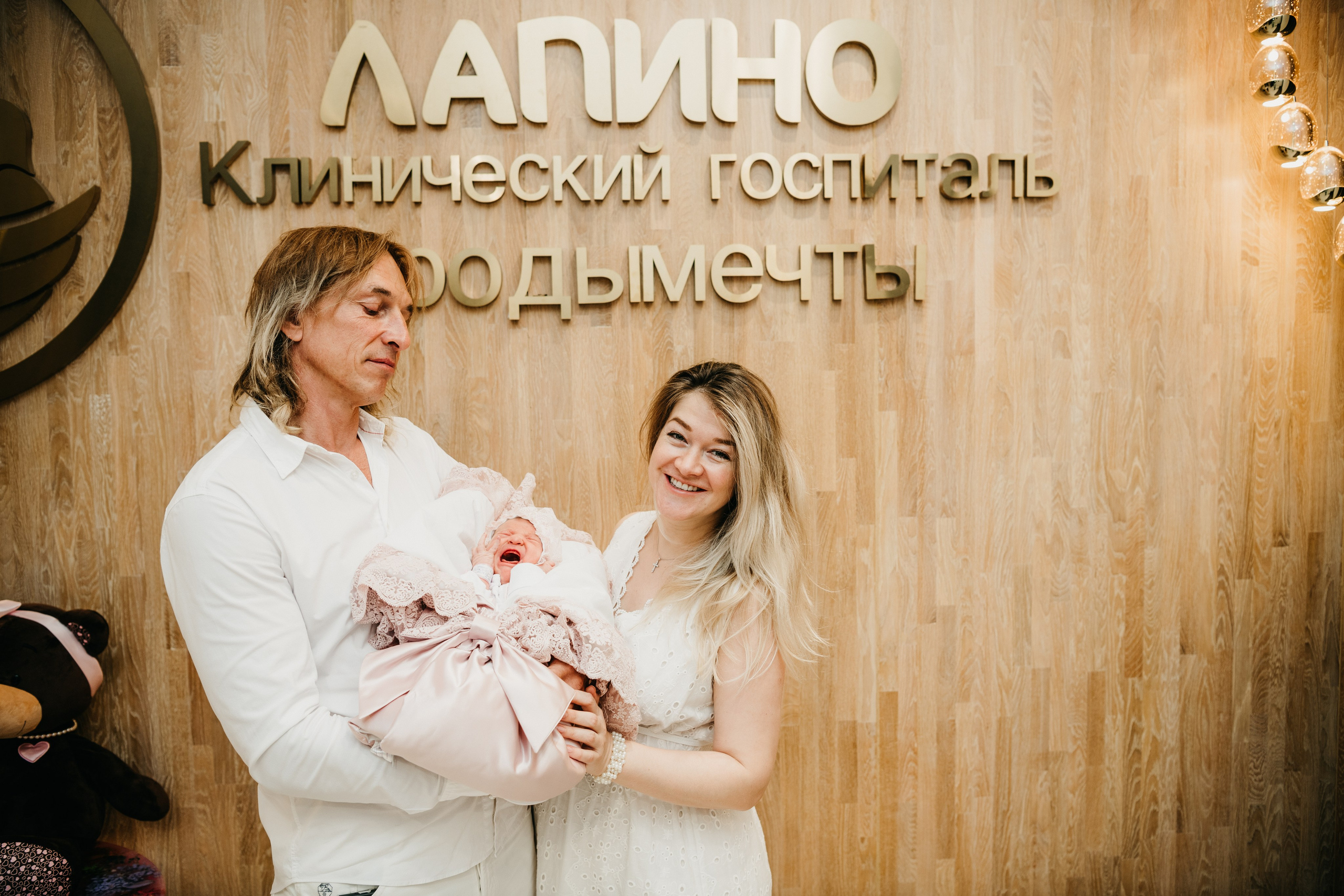 Выписка Полины в Лапино. Фотограф на выписку из роддома в Москве и МО