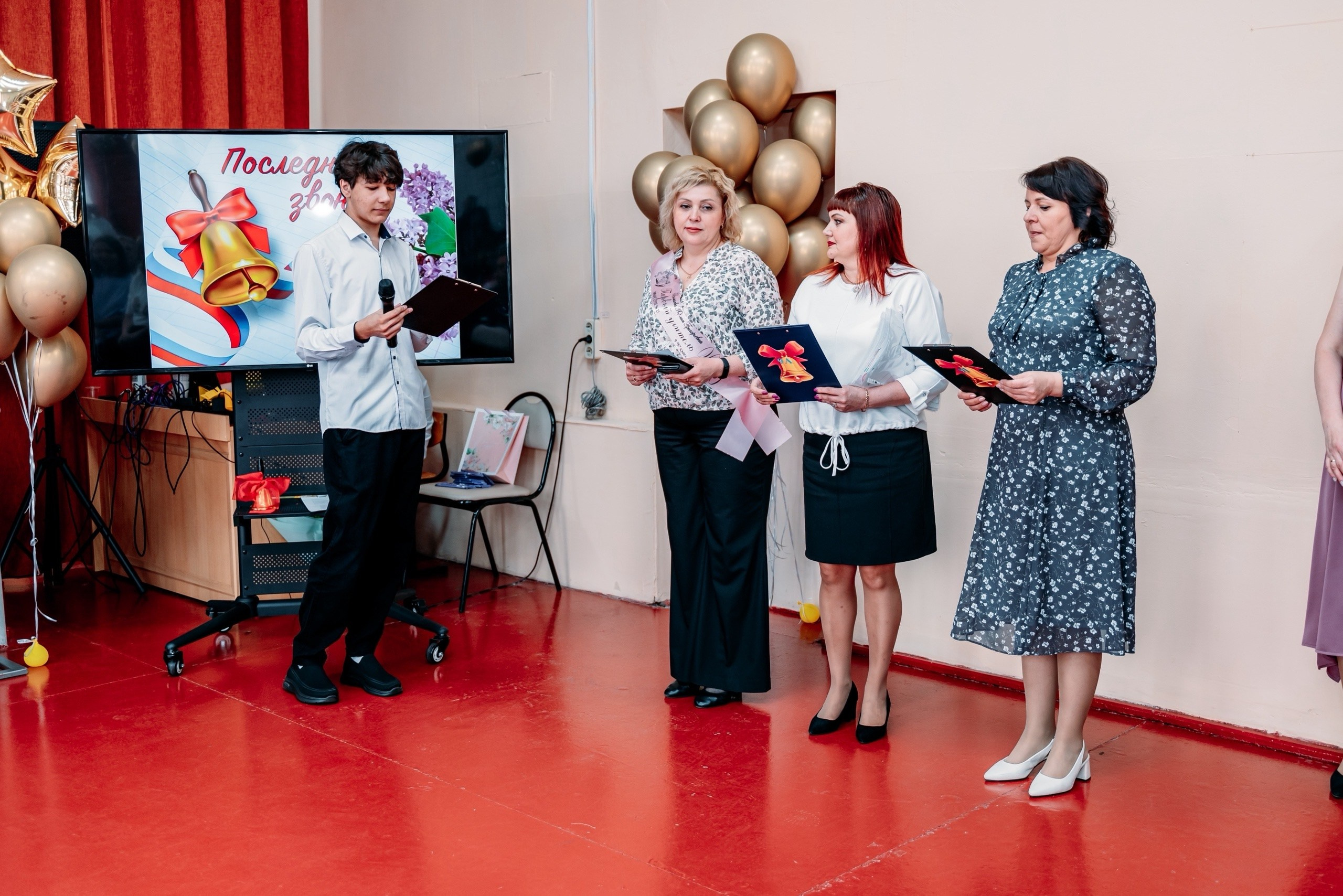 Последний звонок 2025 школа 25. Фотограф Алёна Царькова. Киселевск