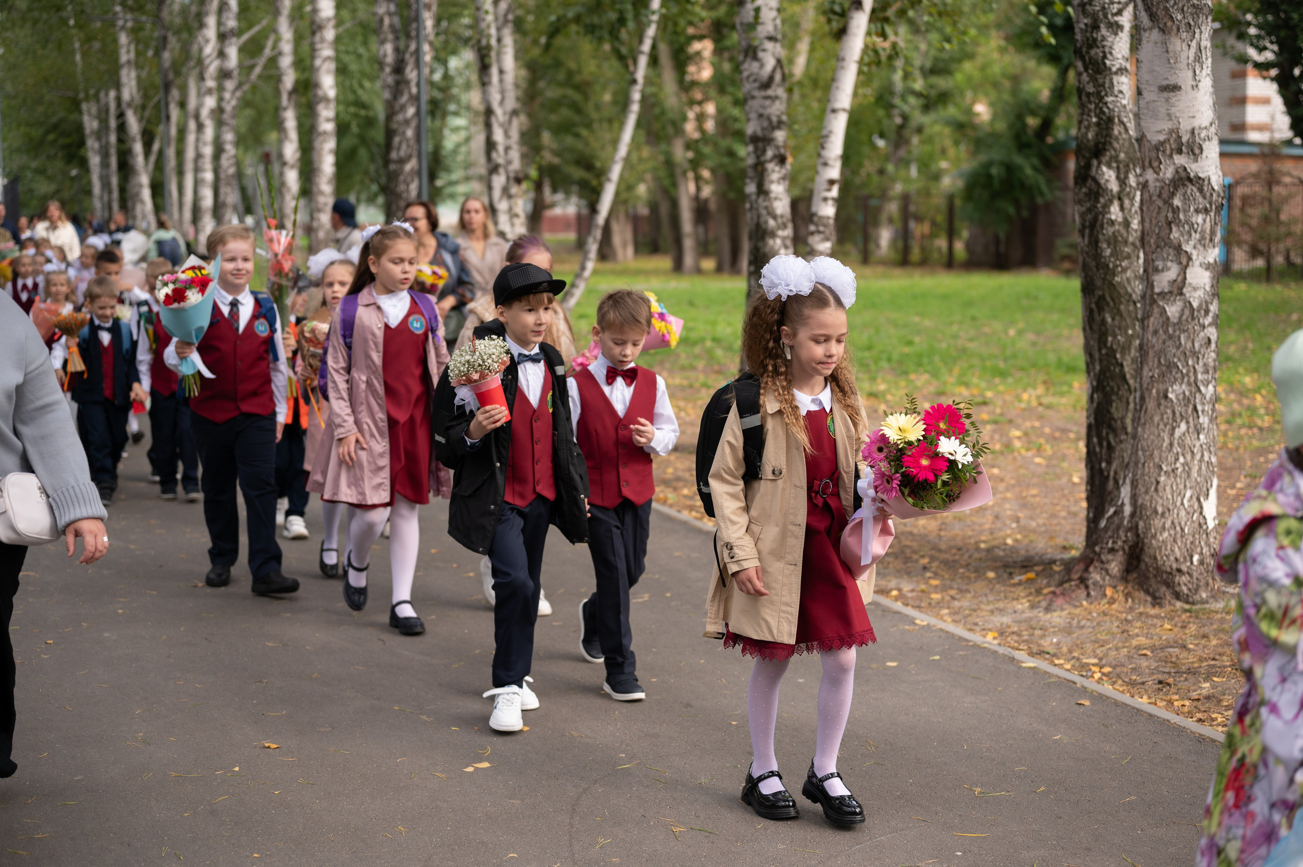 1 сентября 16 гимназия 2 класс (линейка + в классе+ на улице). Фотограф новорожденных, семейный детский в Тюмени Татьяна Морозова
