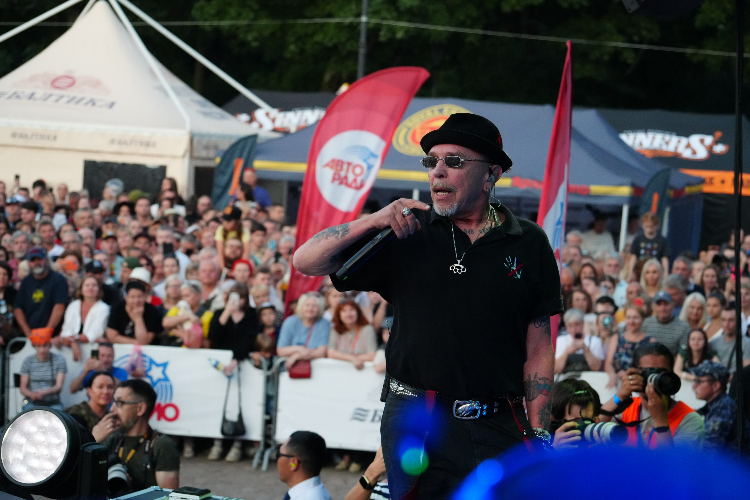 Гарик Сукачев выступает на мотофестивале в Выборге, создавая неповторимое летнее настроение среди байкеров