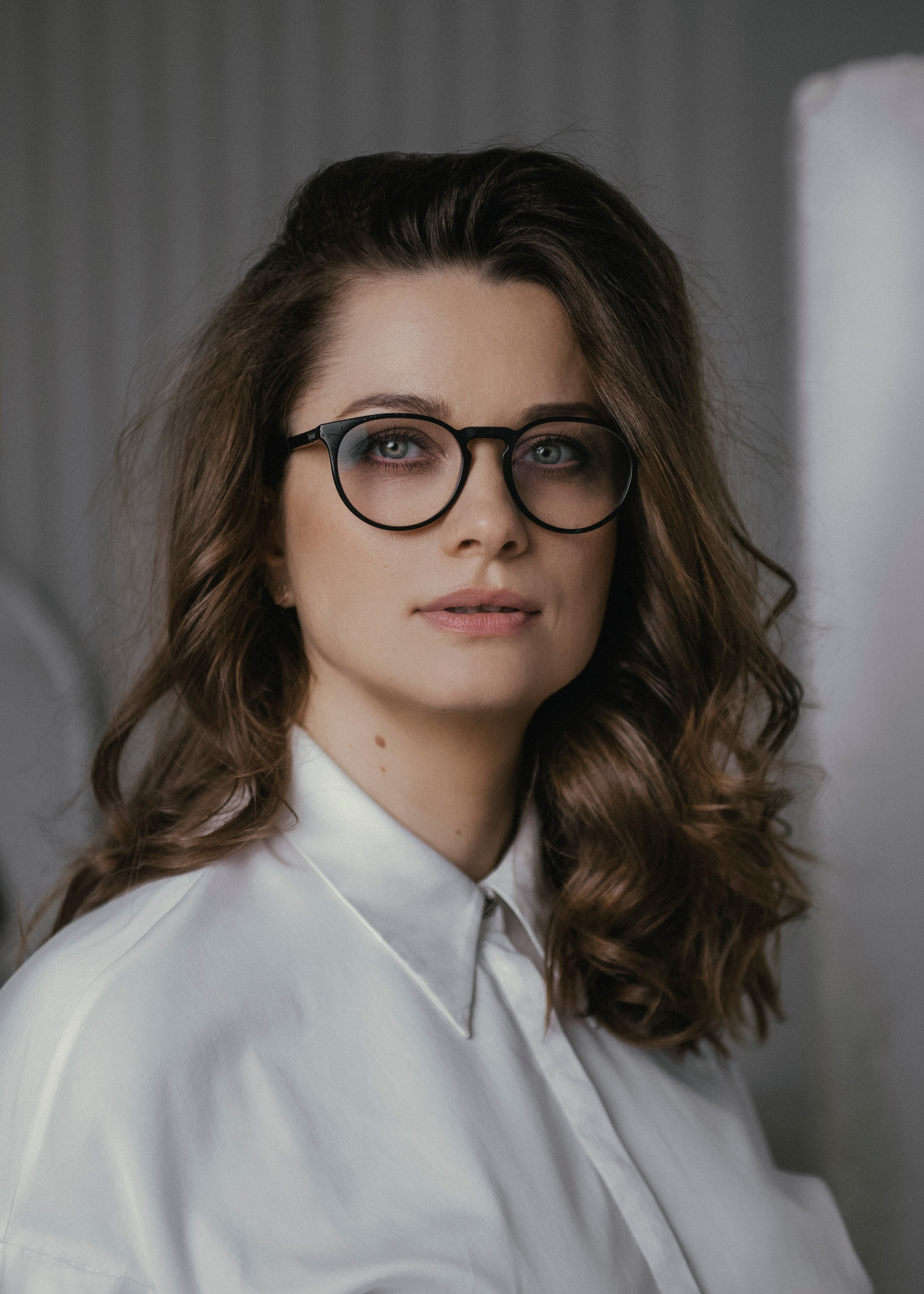 портрет психолога девушки в очках