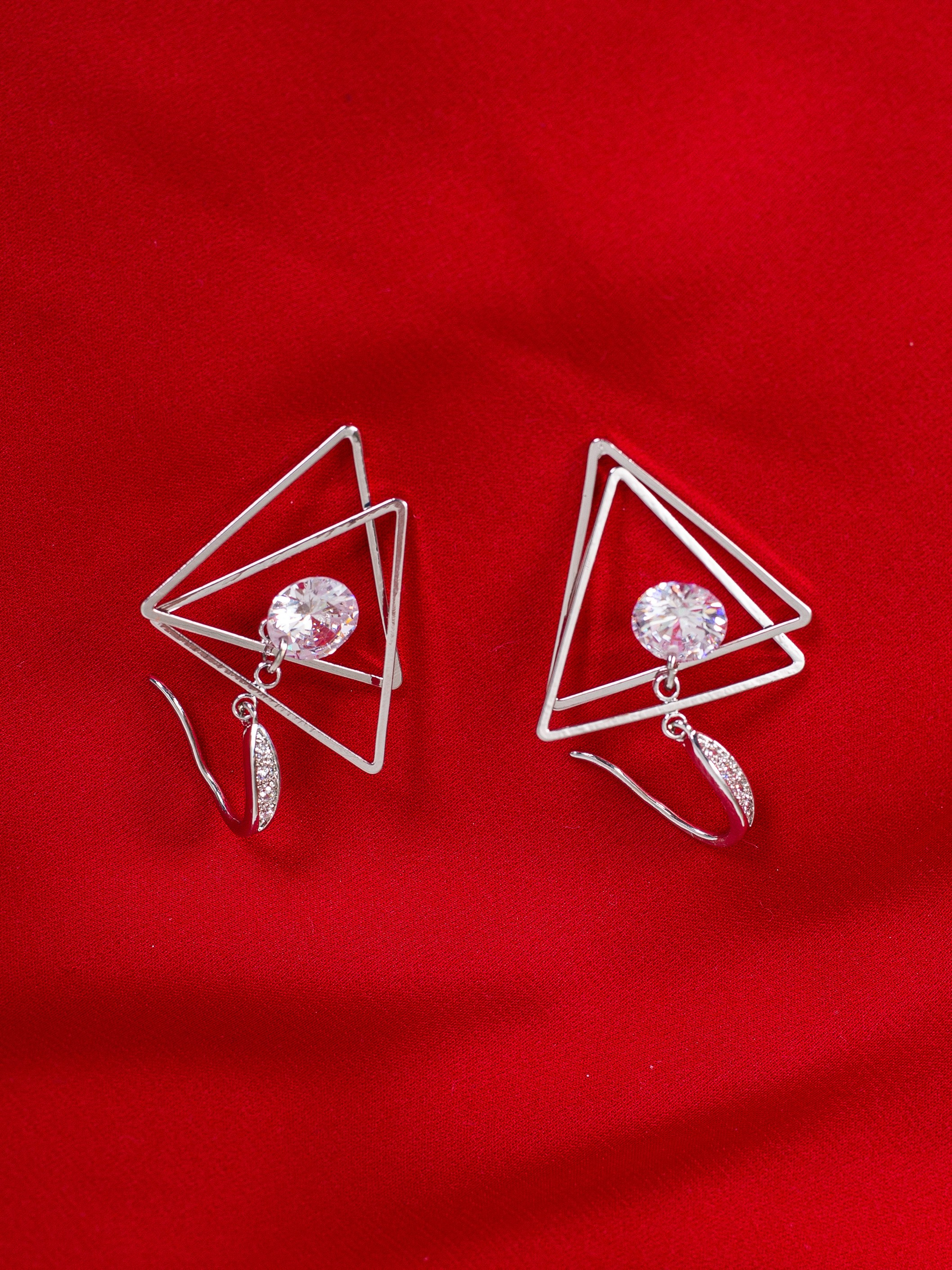 Снять украшения на красном фоне