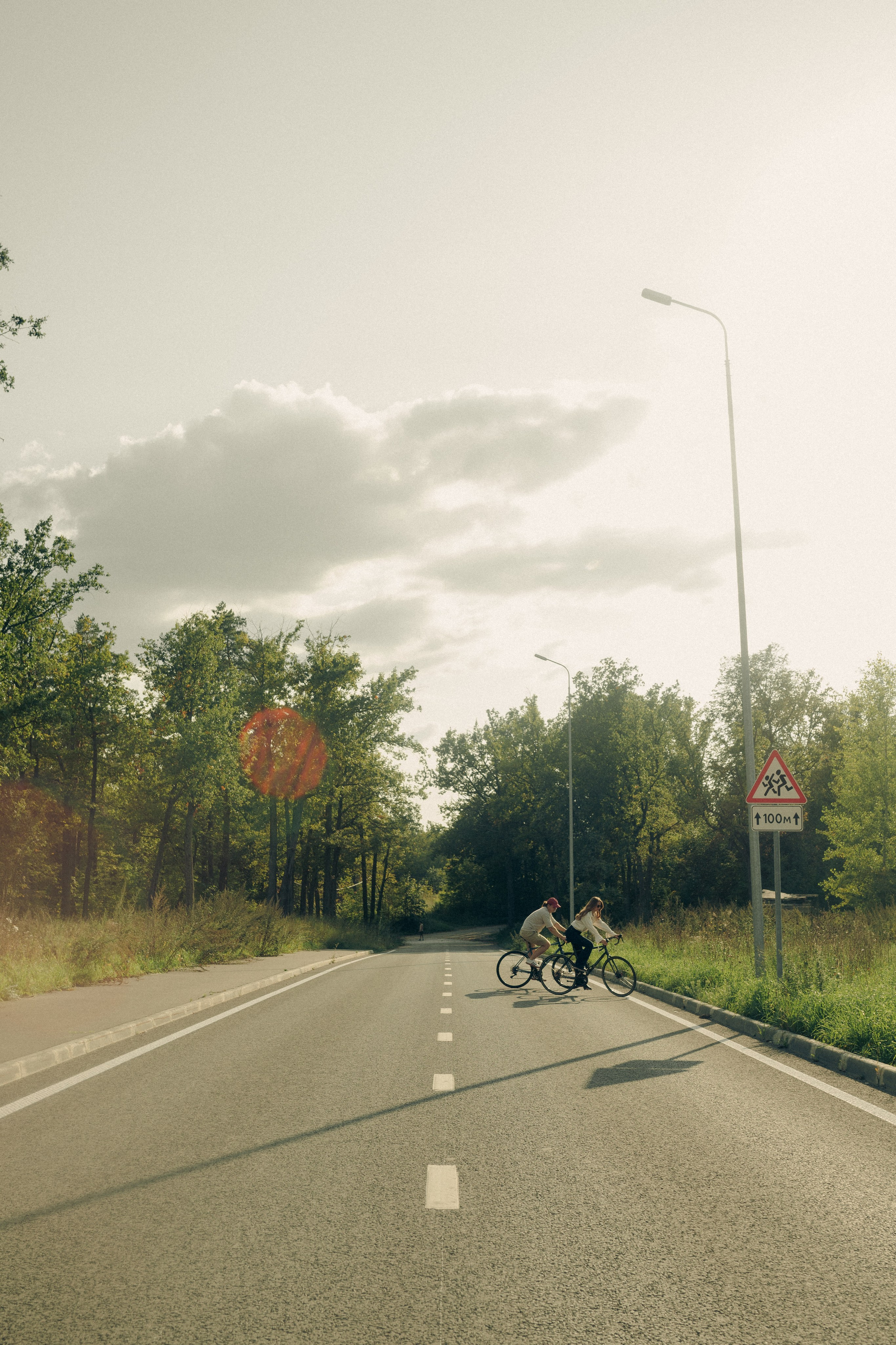 Прогулка по лесу на велосипедах. Свадебный фотограф Казань