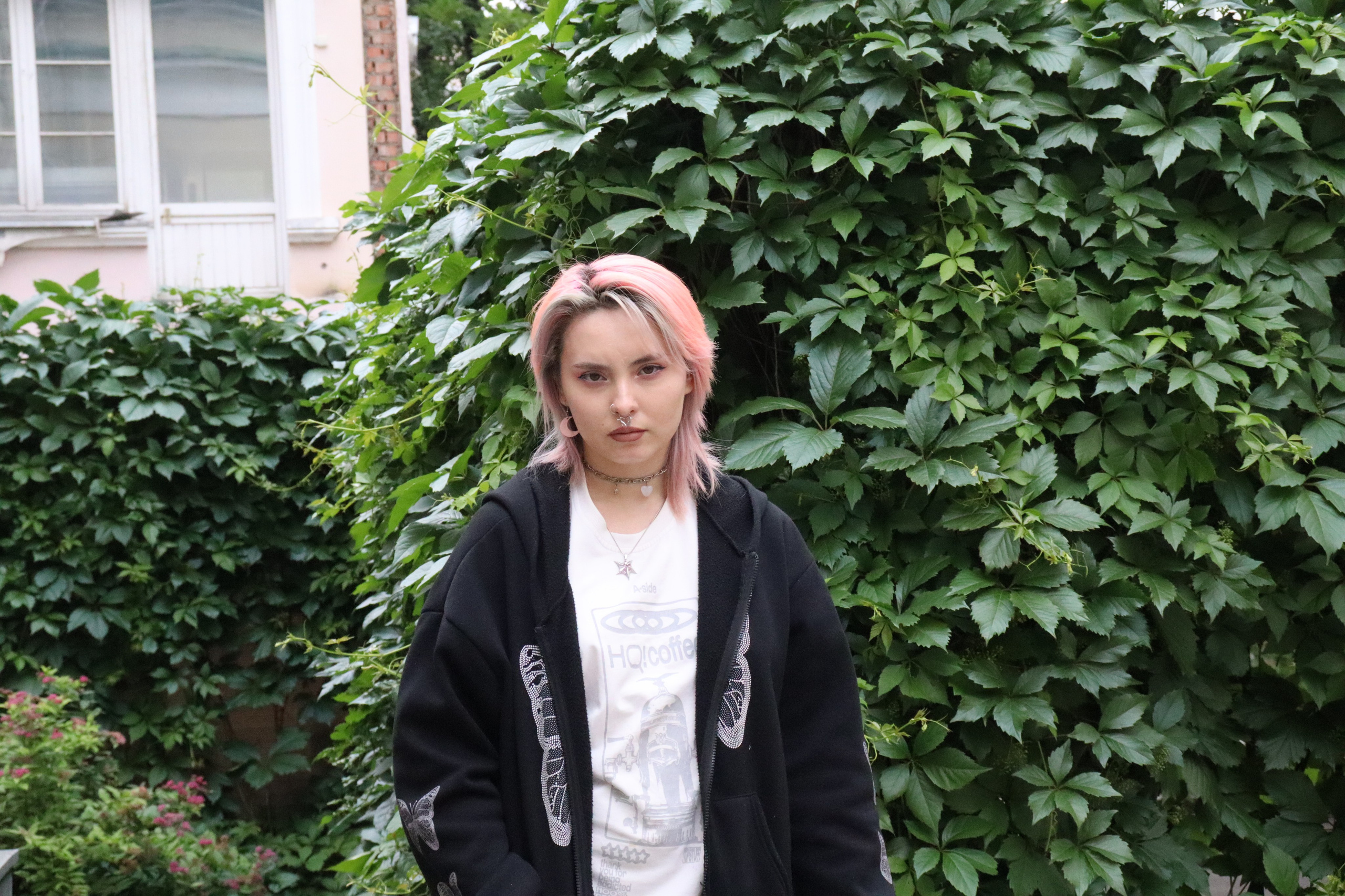 Piper Sweet smokes. Фотограф