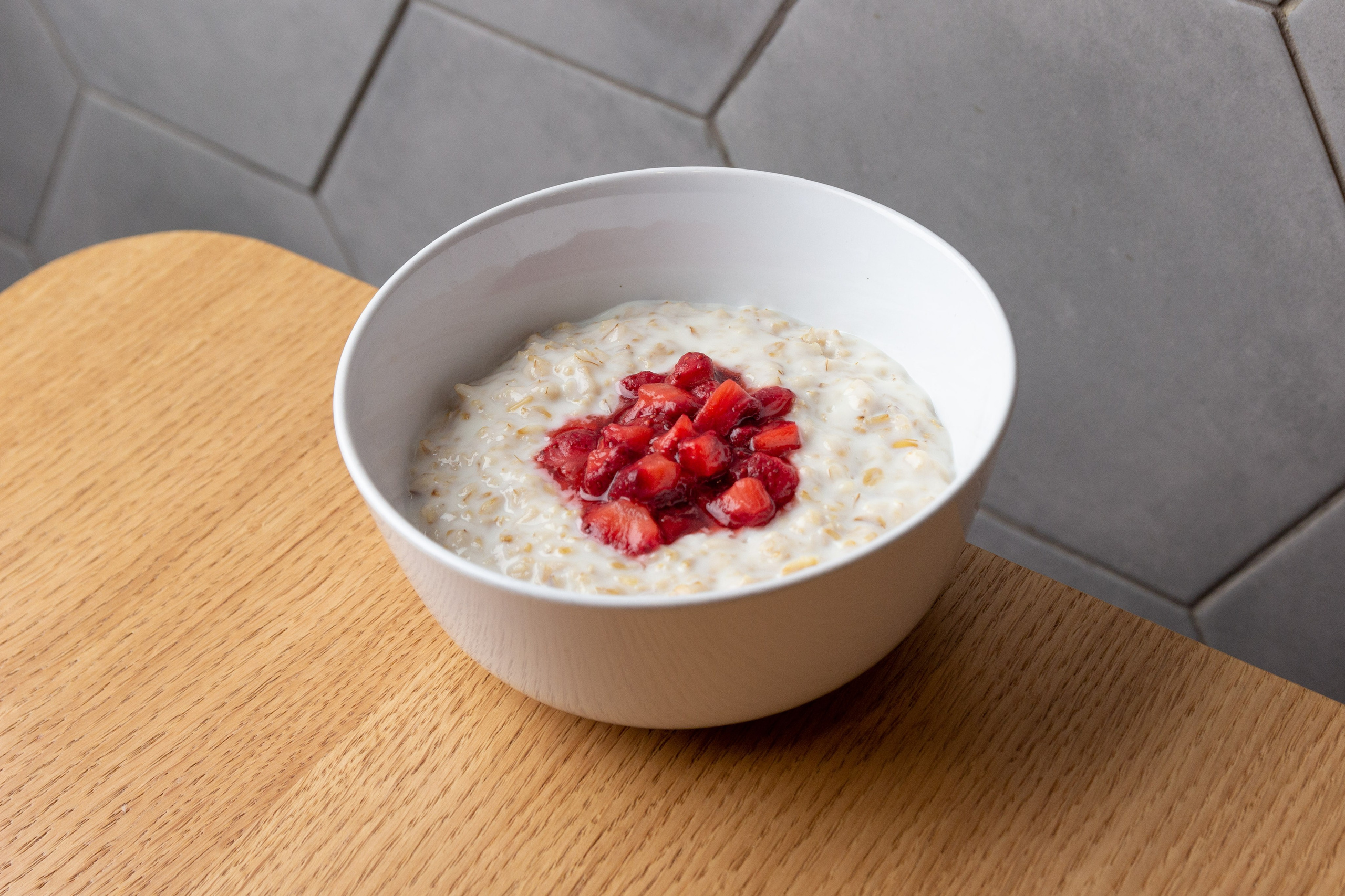 рисовая каша с ягодами завтрак кафе ариг arig улан-удэ бурятия фудфото фотография фотосъёмка клубника стряпунин александр фотограф