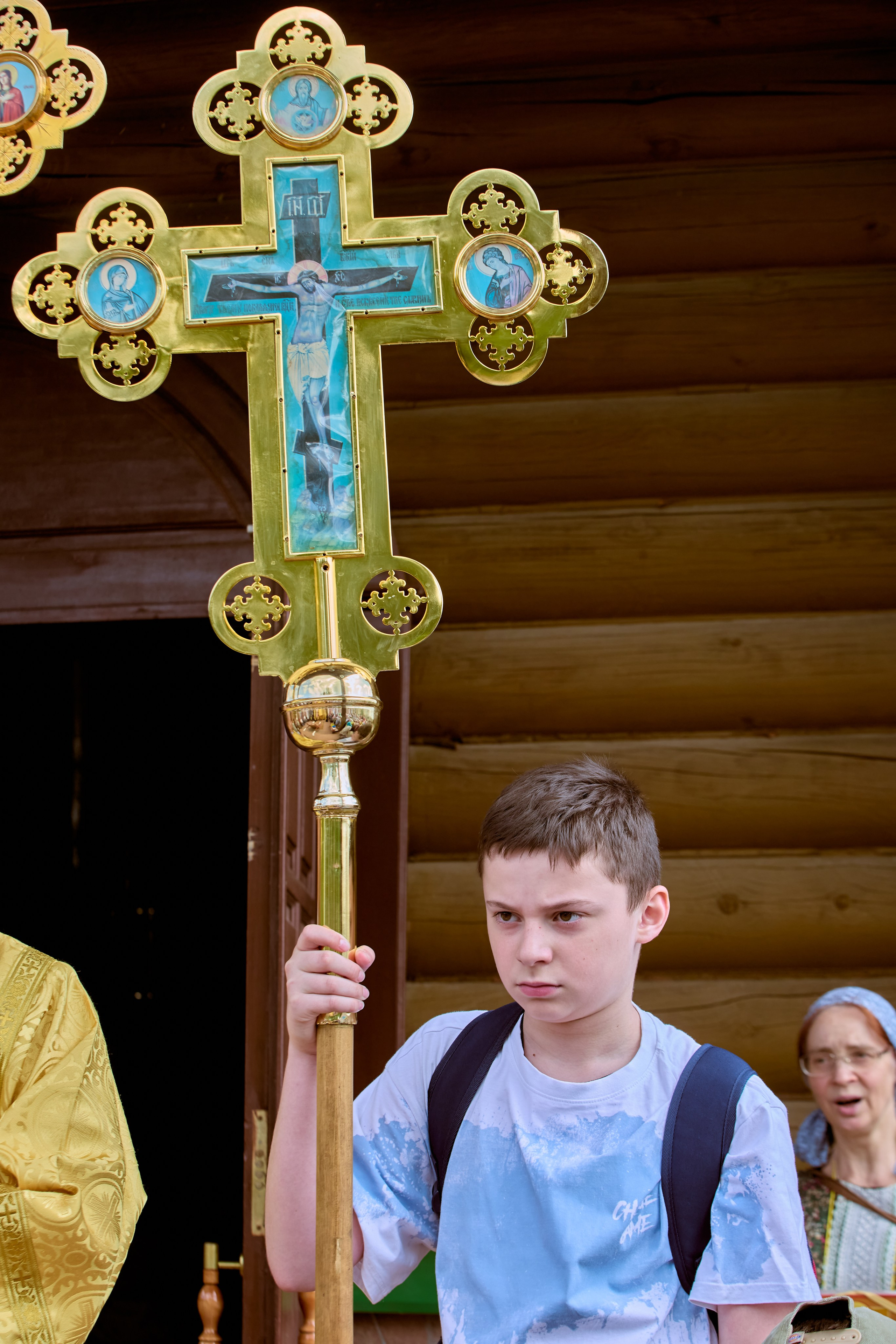 Молодежный портрет мальчика с запрестольным крестом