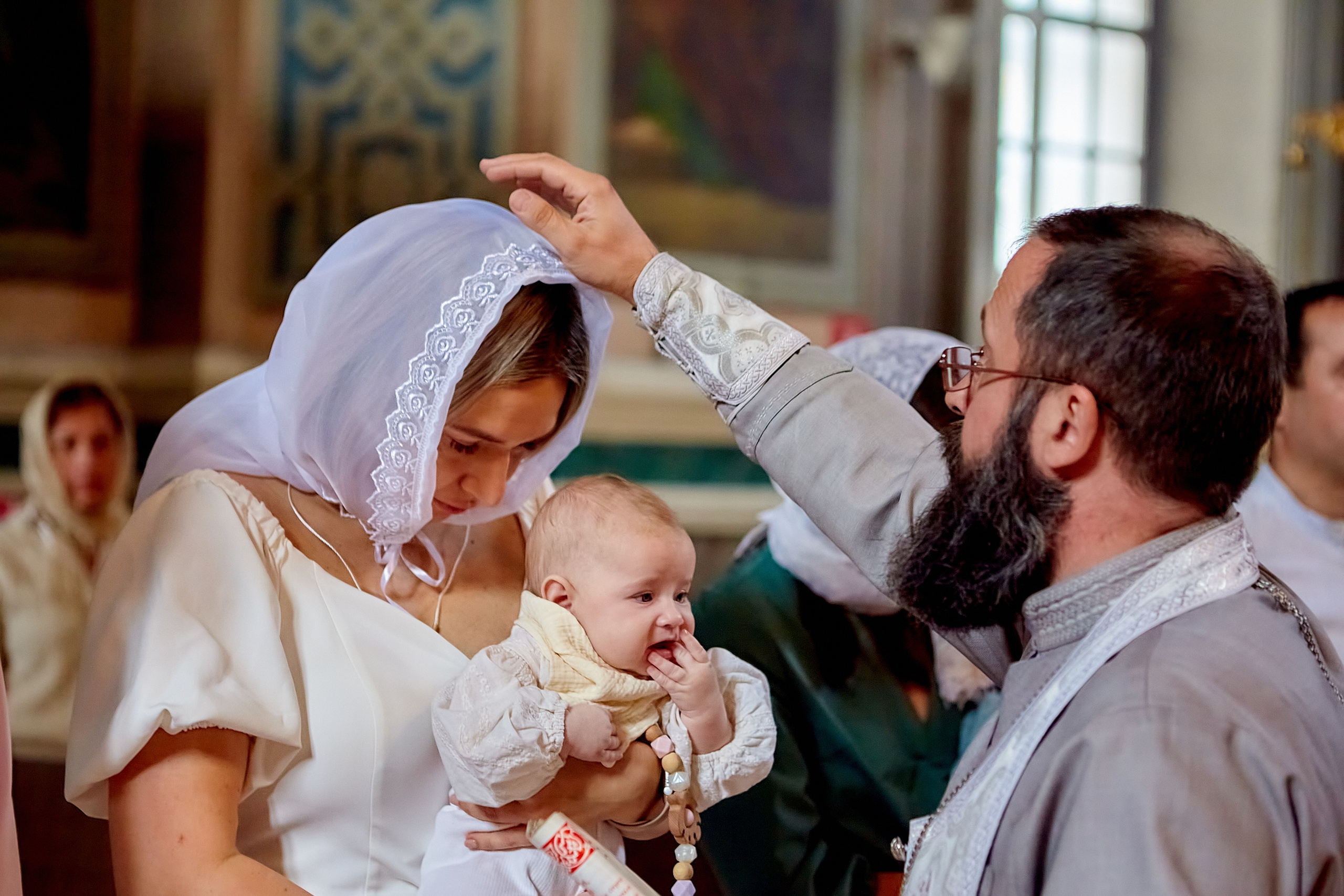 Благословение Священника мамы с младенцем перед Крещением