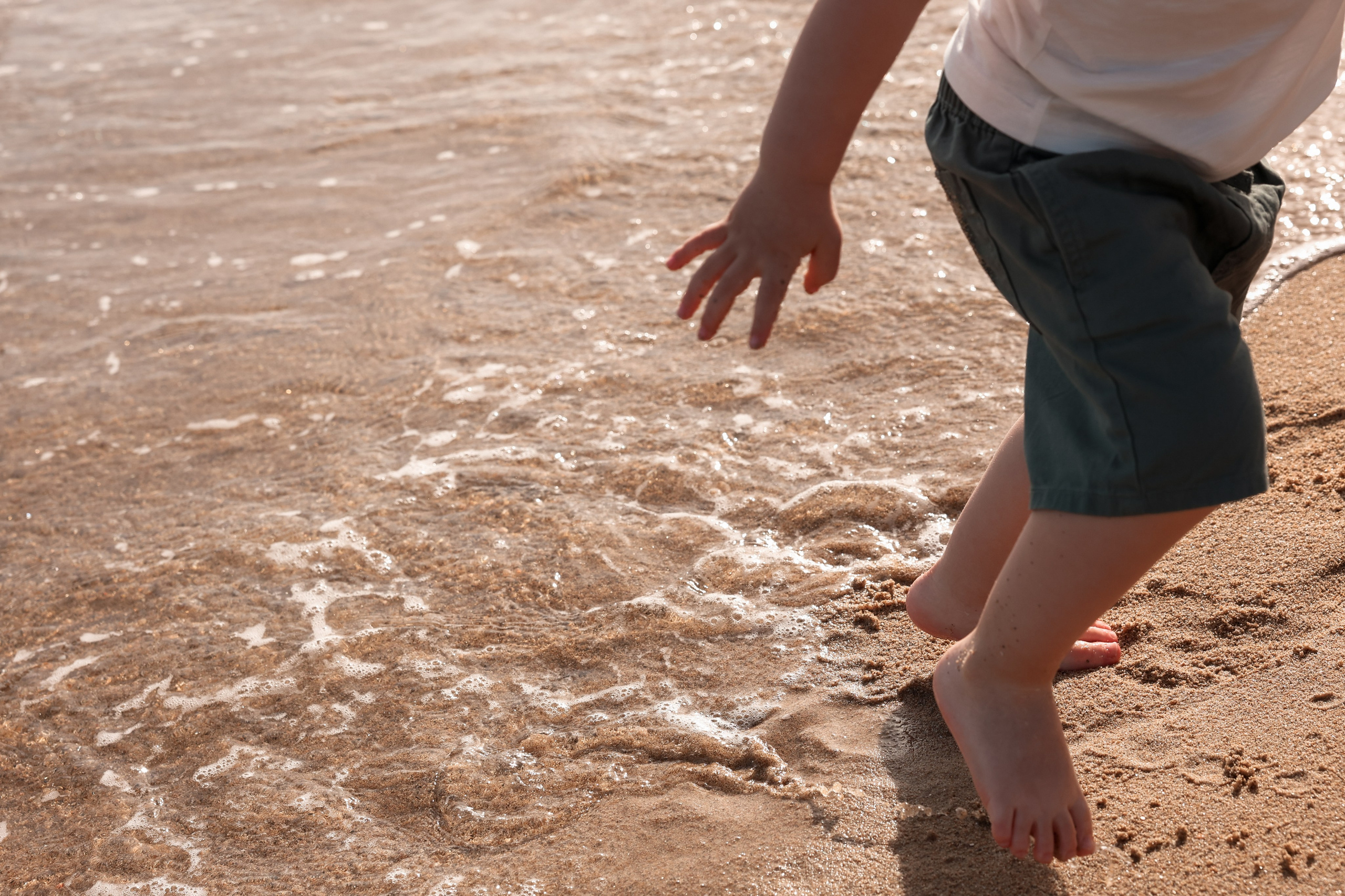 Family pizza at the sea. Natalia Zhuravleva|family, newborn, maternity photographer in Barcelona