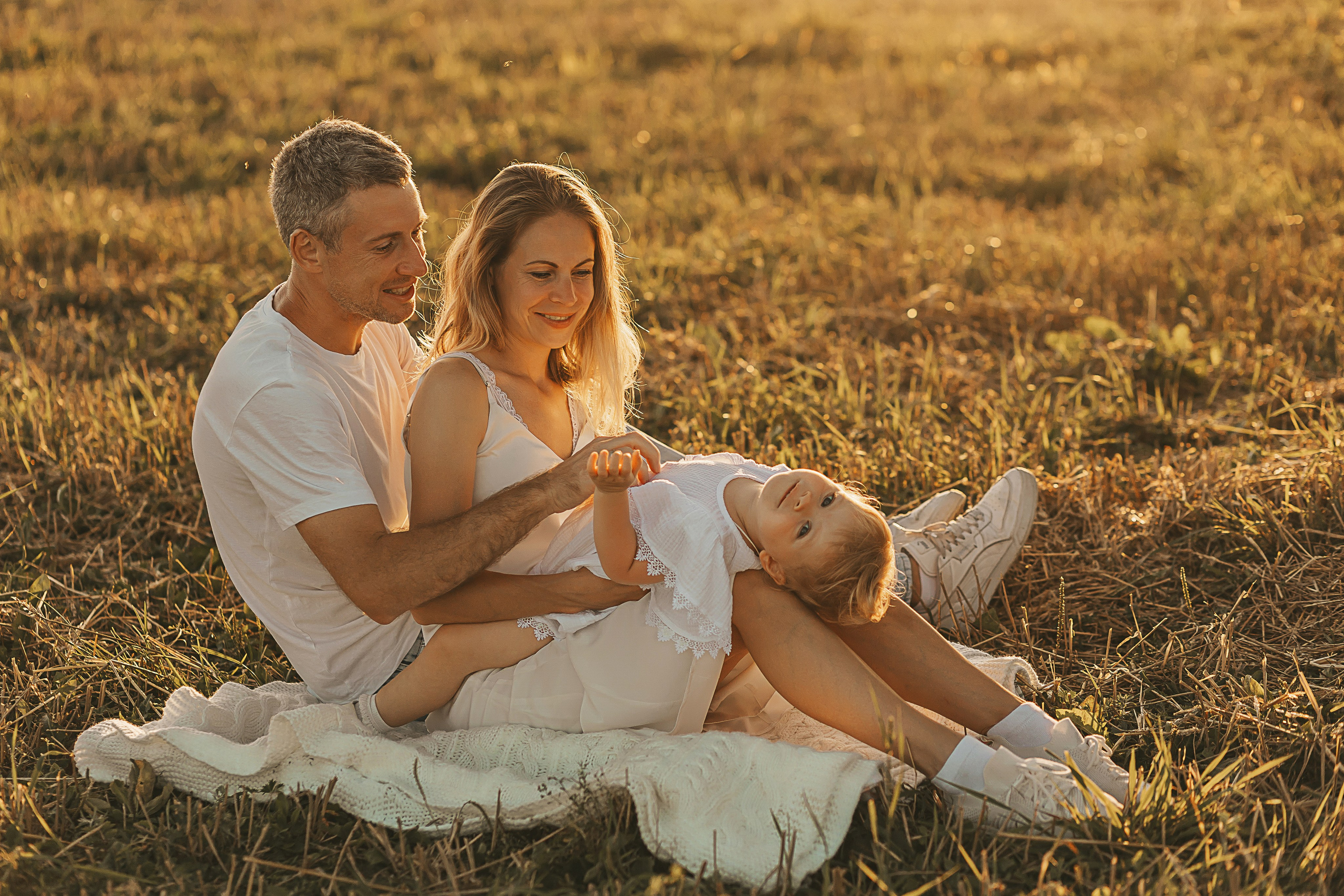 Фотосессия в поле со стогами. Семейный и женский фотограф в Москве Надежда Воробьева