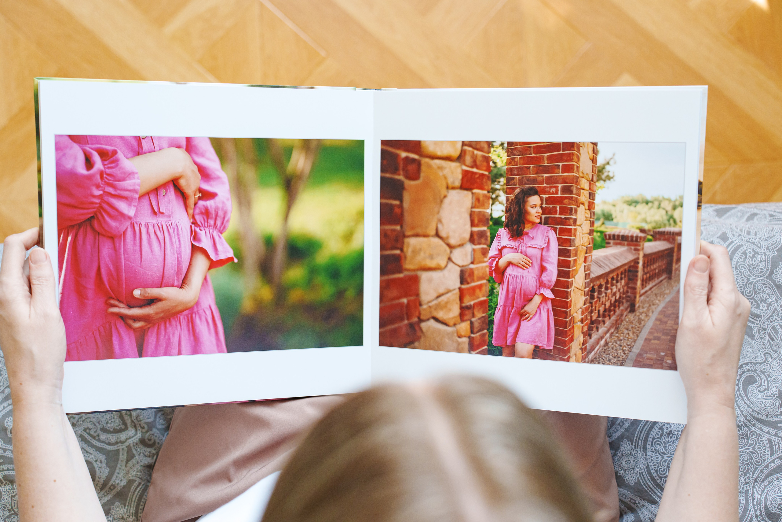 Заказ фотокниги в Ростове-на-Дону | Разворот альбома с фотосессией беременности в Олд Хаус | Фотограф Андрей Сайфутдинов