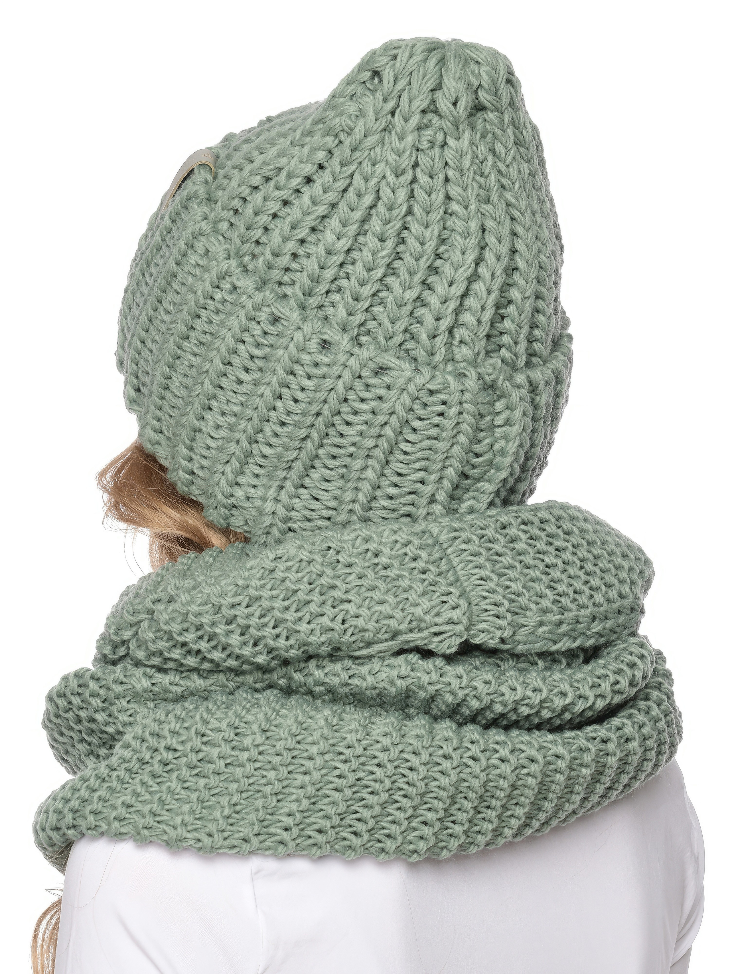 Съёмка шапки на модели