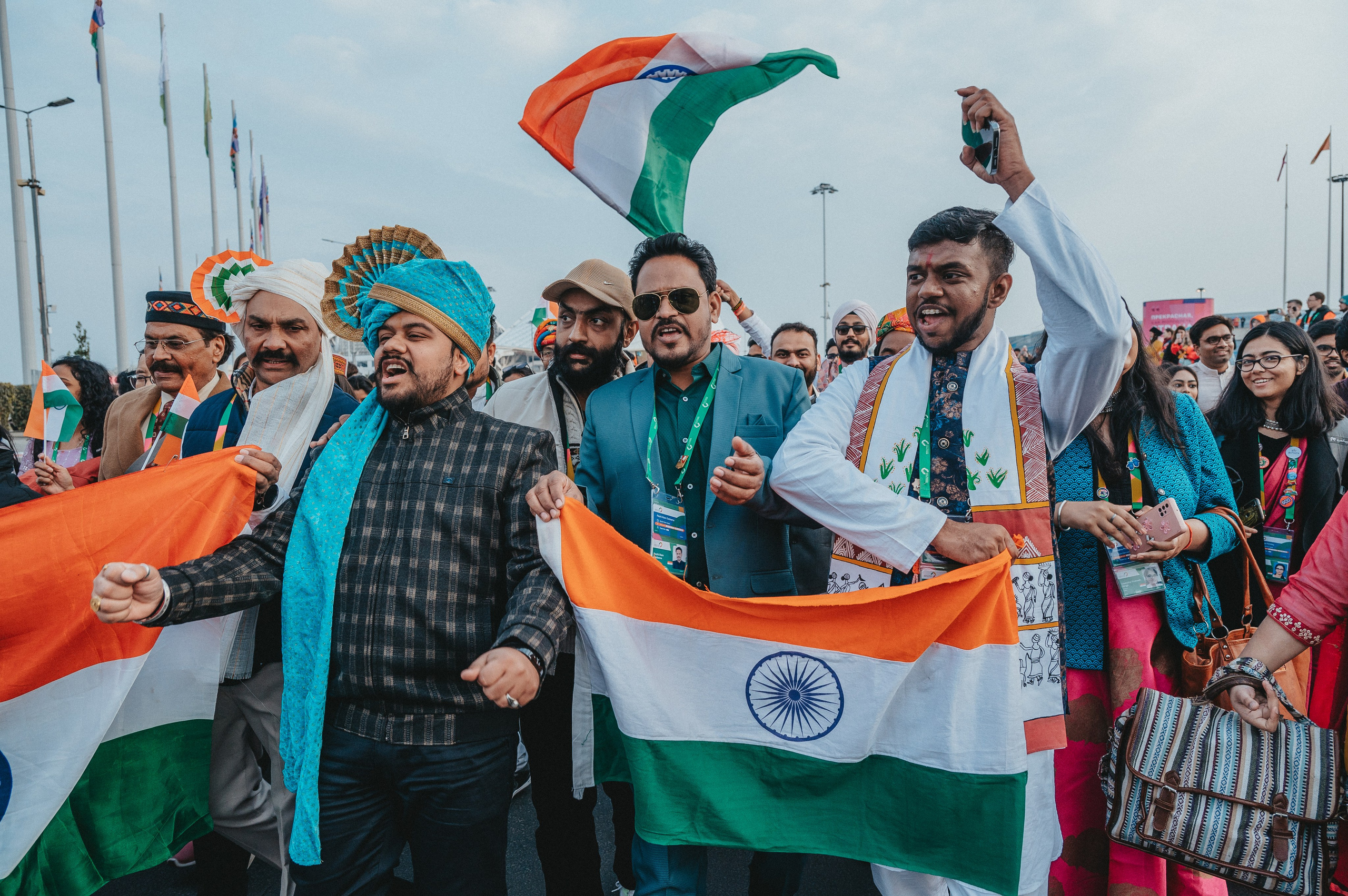 Лайф съемка иностранных туристов идущих с флагами во время фестиваля