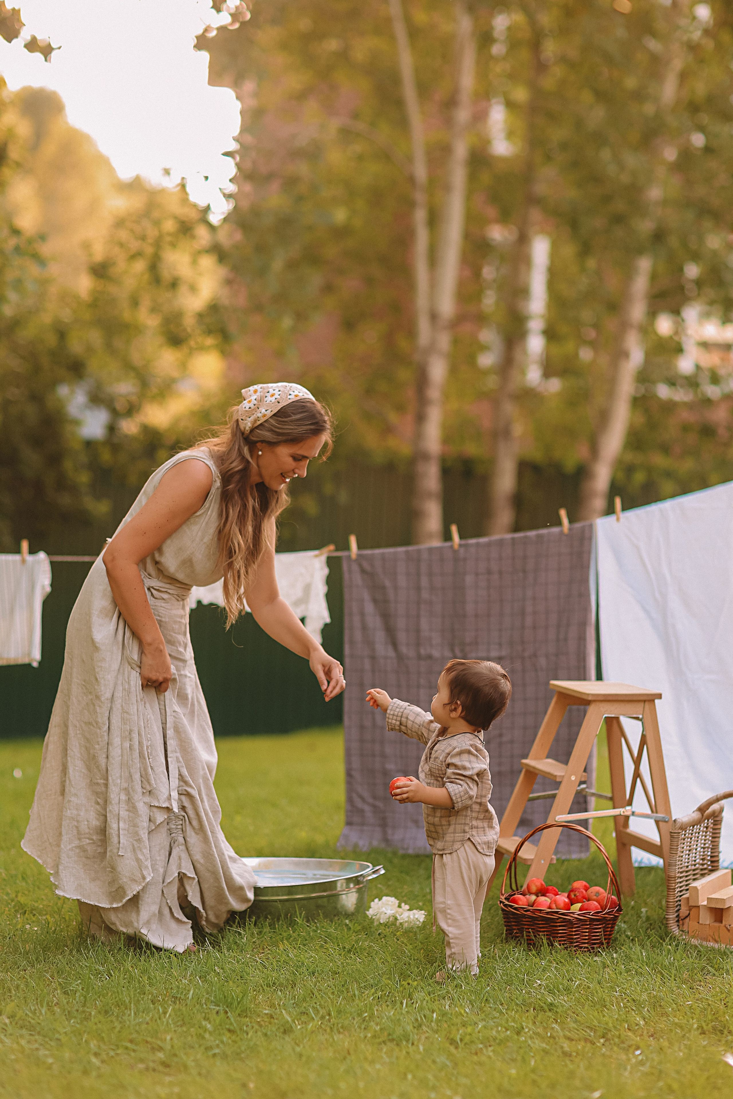 Стирка у дома. Семейный фотограф Тюмень, фотограф на роды Салмина Мария
