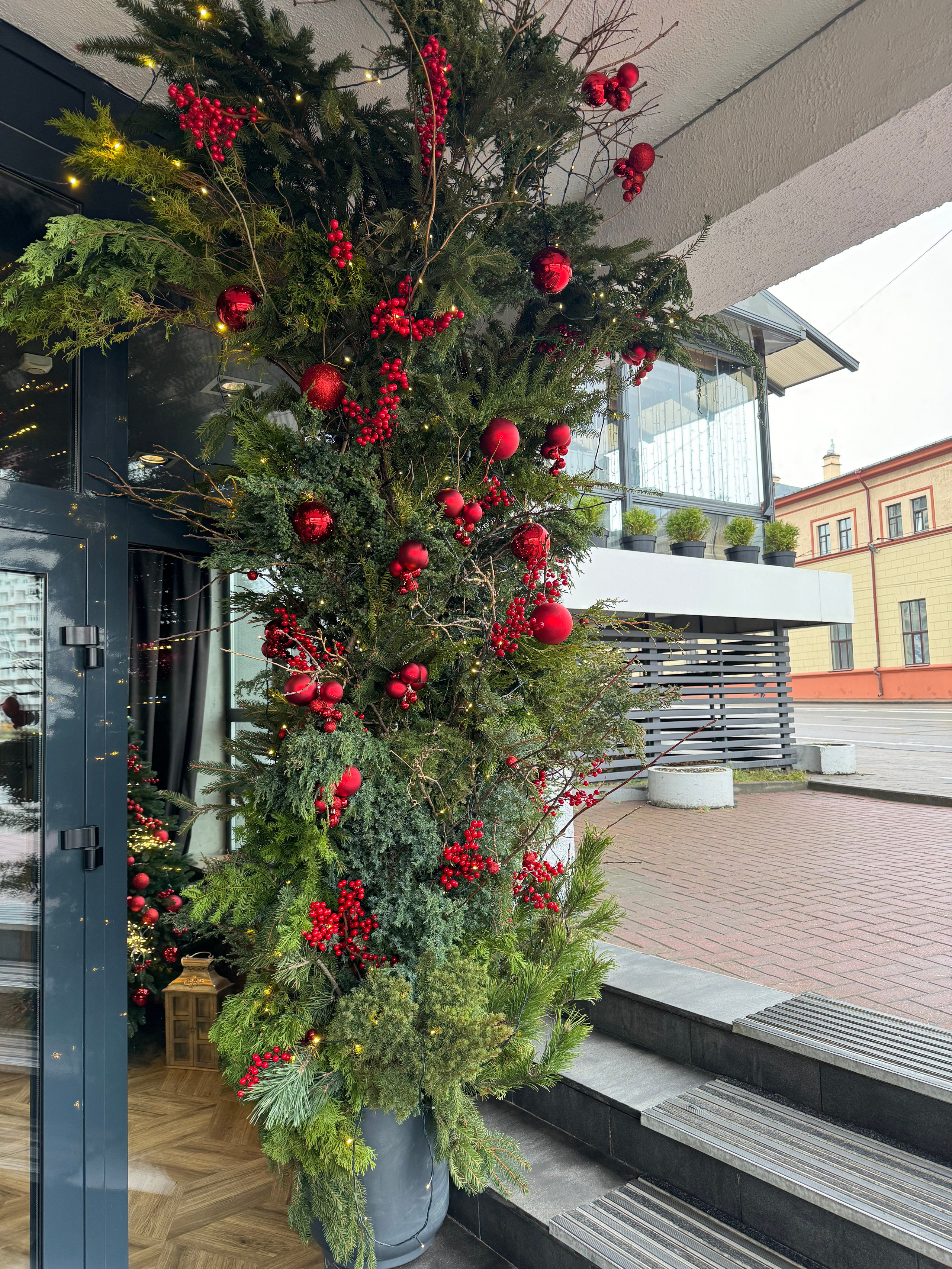 Входные группы ЗИМА. Декоратор в Минске Алёна Шевелёва. Оформление входных групп осень/зима. Декор заведений