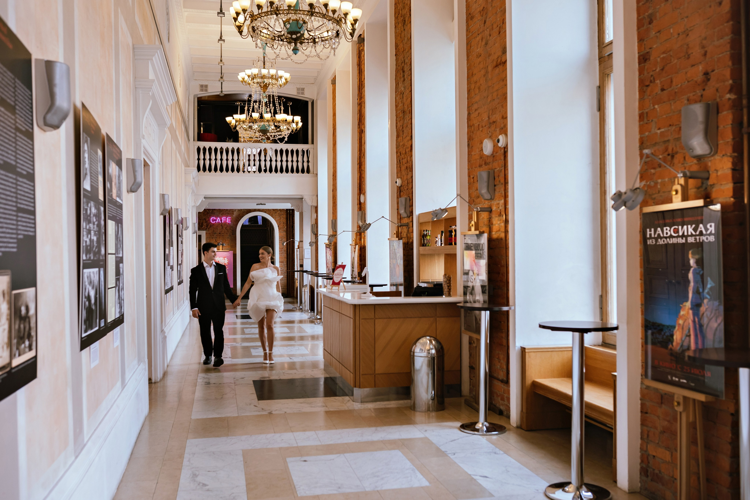 Свадебная фотосессия в кинотеатре. Фотограф и видеограф Москва. Свадебный фотограф, видеограф. Выпускные альбомы. Оживающие альбомы