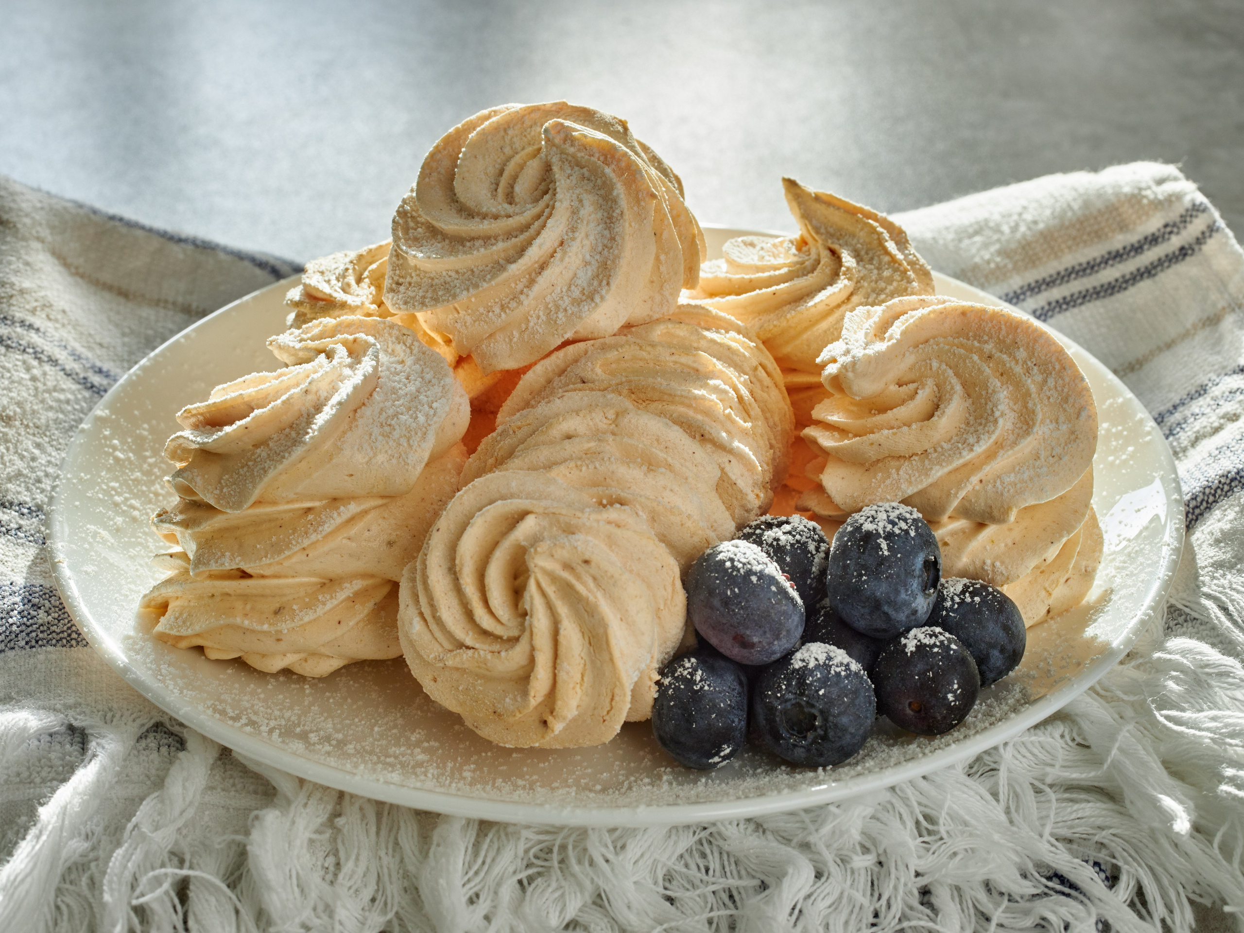 Домашний зефир и голубика на блюде