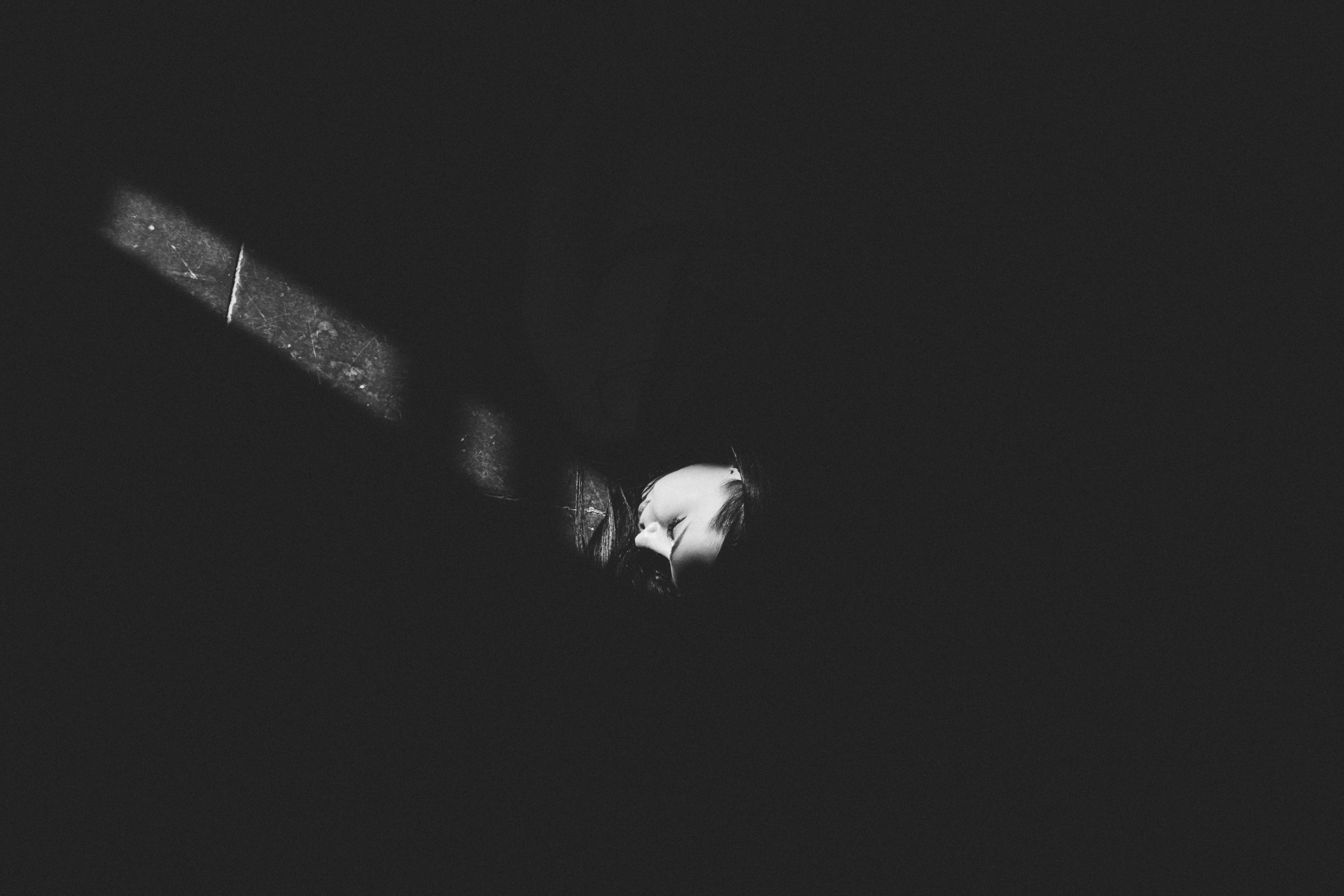 Художественная силуэтная съёмка, игра света на контурах тела, студия Наше место лофт