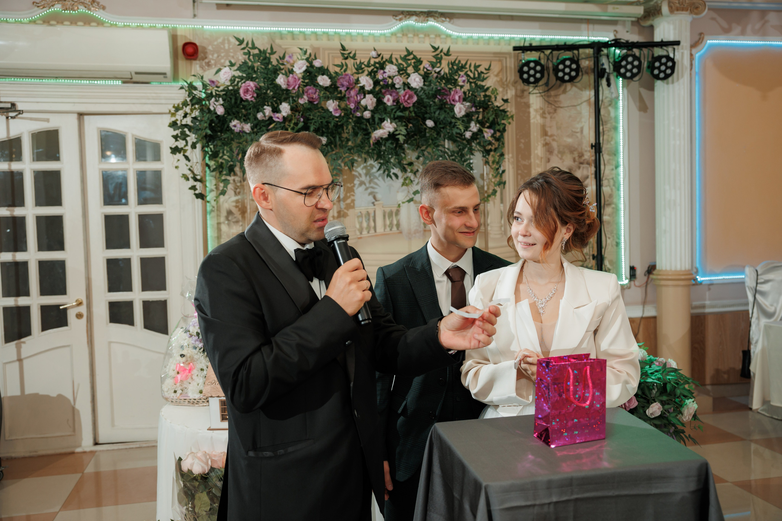 Константин и Дарья, ЗАГС ВДНХ, отель Soluxe, ресторан «Антик». Свадебный и репортажный фотограф (Москва, Королев и другие)