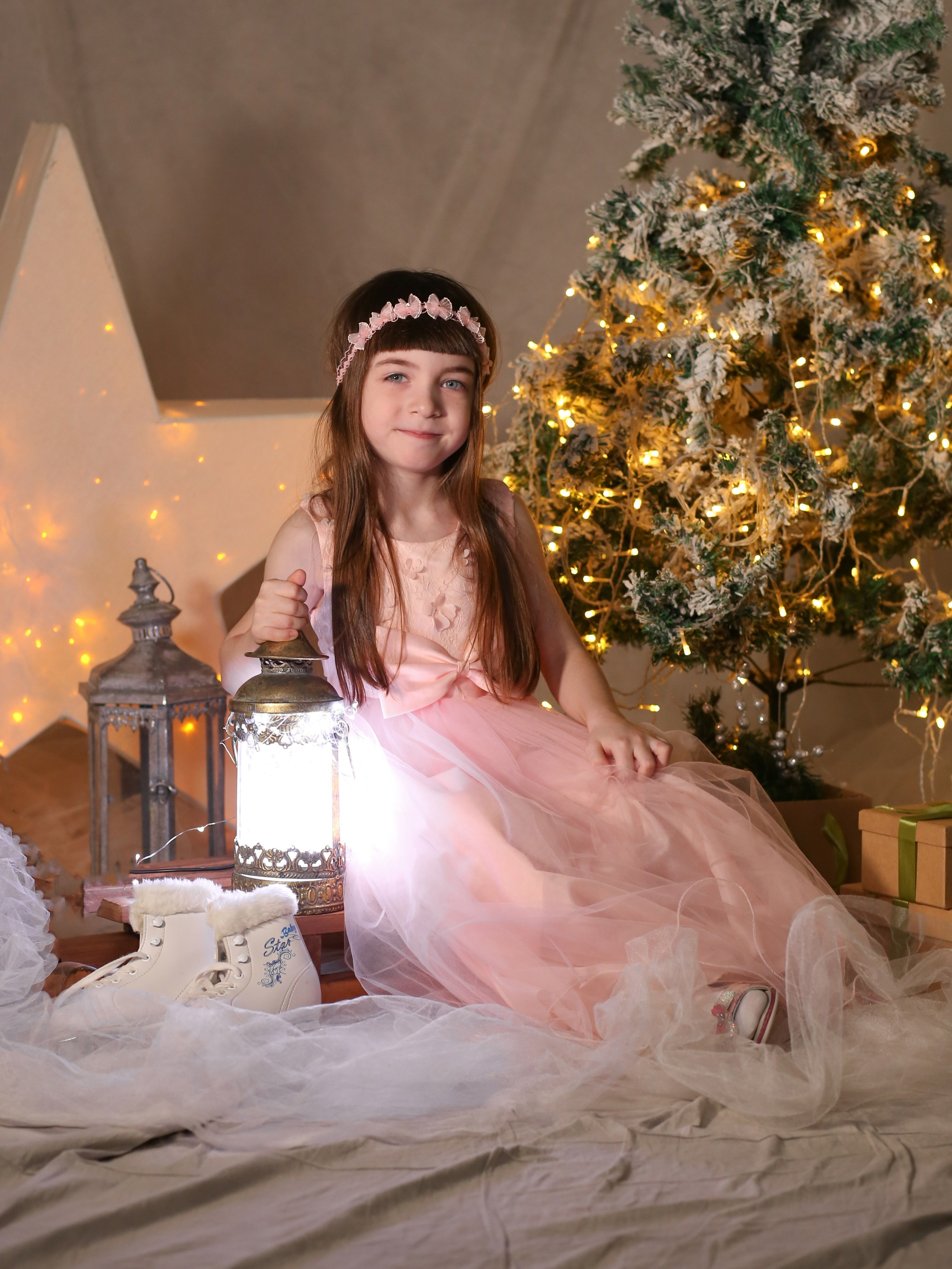 Общее фото в детском саду с выездным реквизитом в Тюмени. Выпускные альбомы в Тюмени для школ, садов, вузов спортивных секций