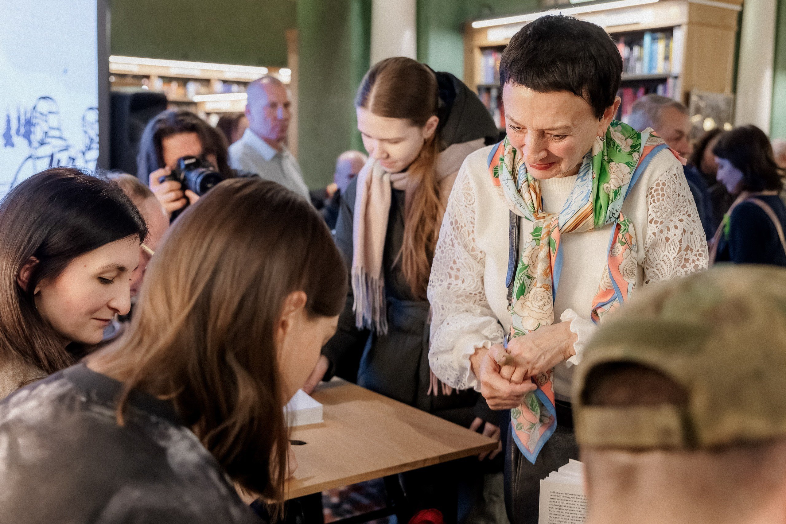 Фоторепортаж с презентации книги «ПоэZия русской зимы» в Доме книги. Репортажный фотограф Москва Сергей Мирошников