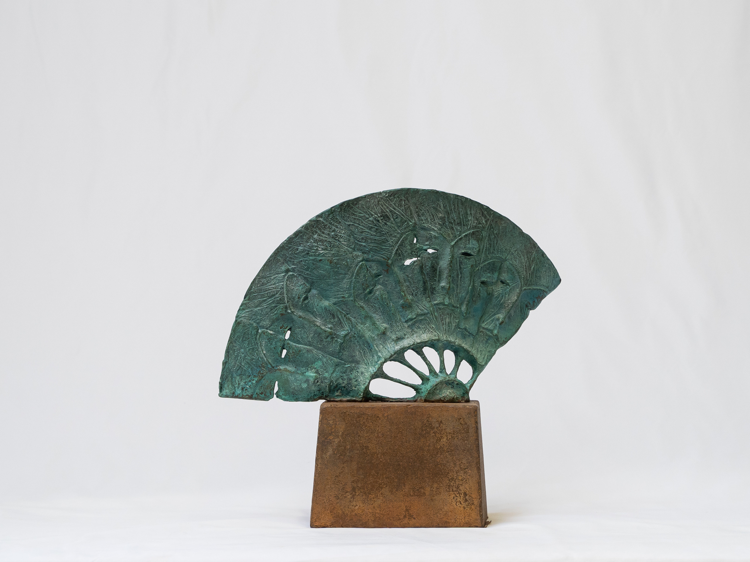 "Веер истории" Бронза 35 H x 37 W x 14 cm