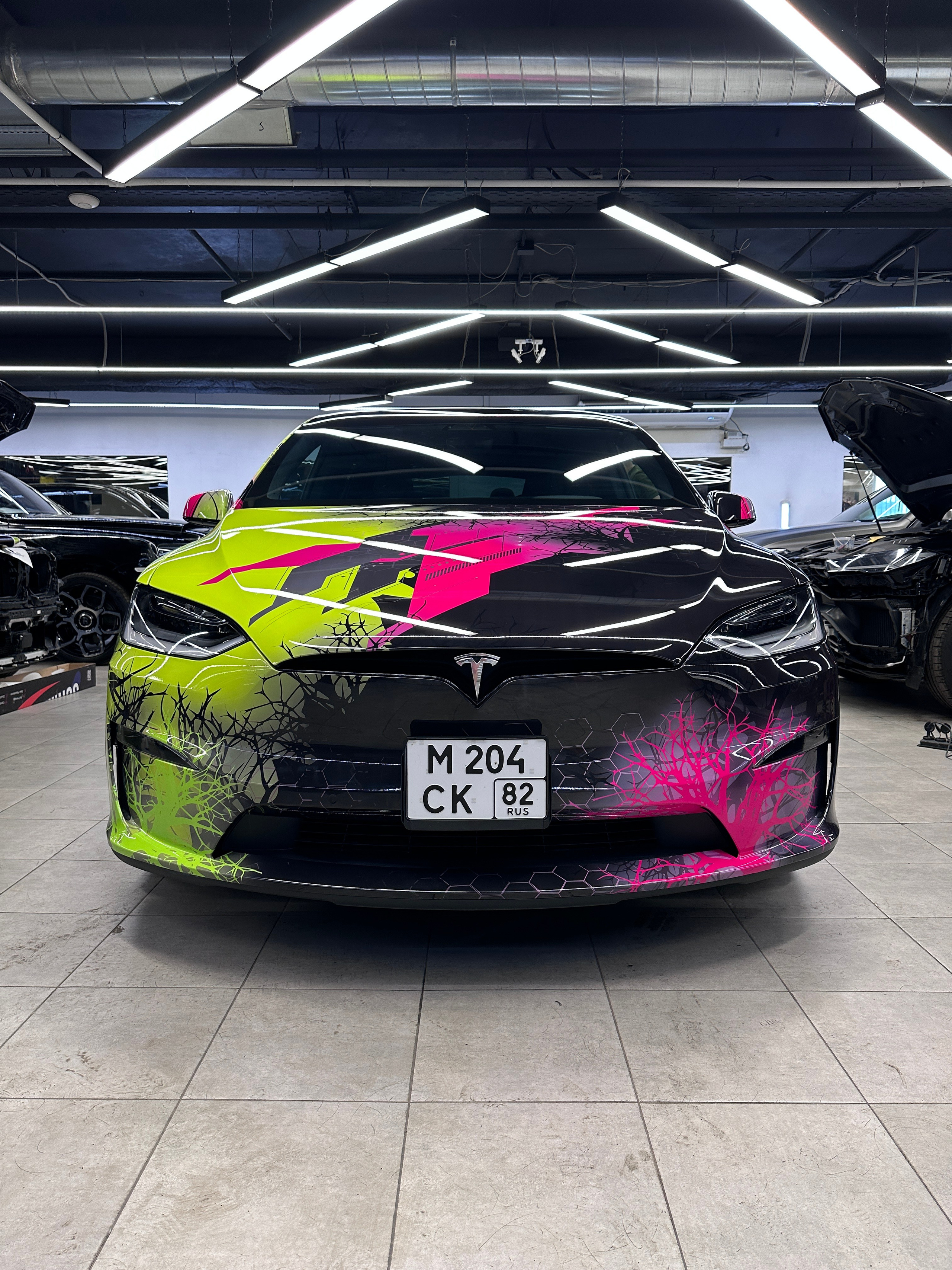 Винилография на Tesla Model S Plaid. Студия дизайна и оклейки авто Barmaley Design