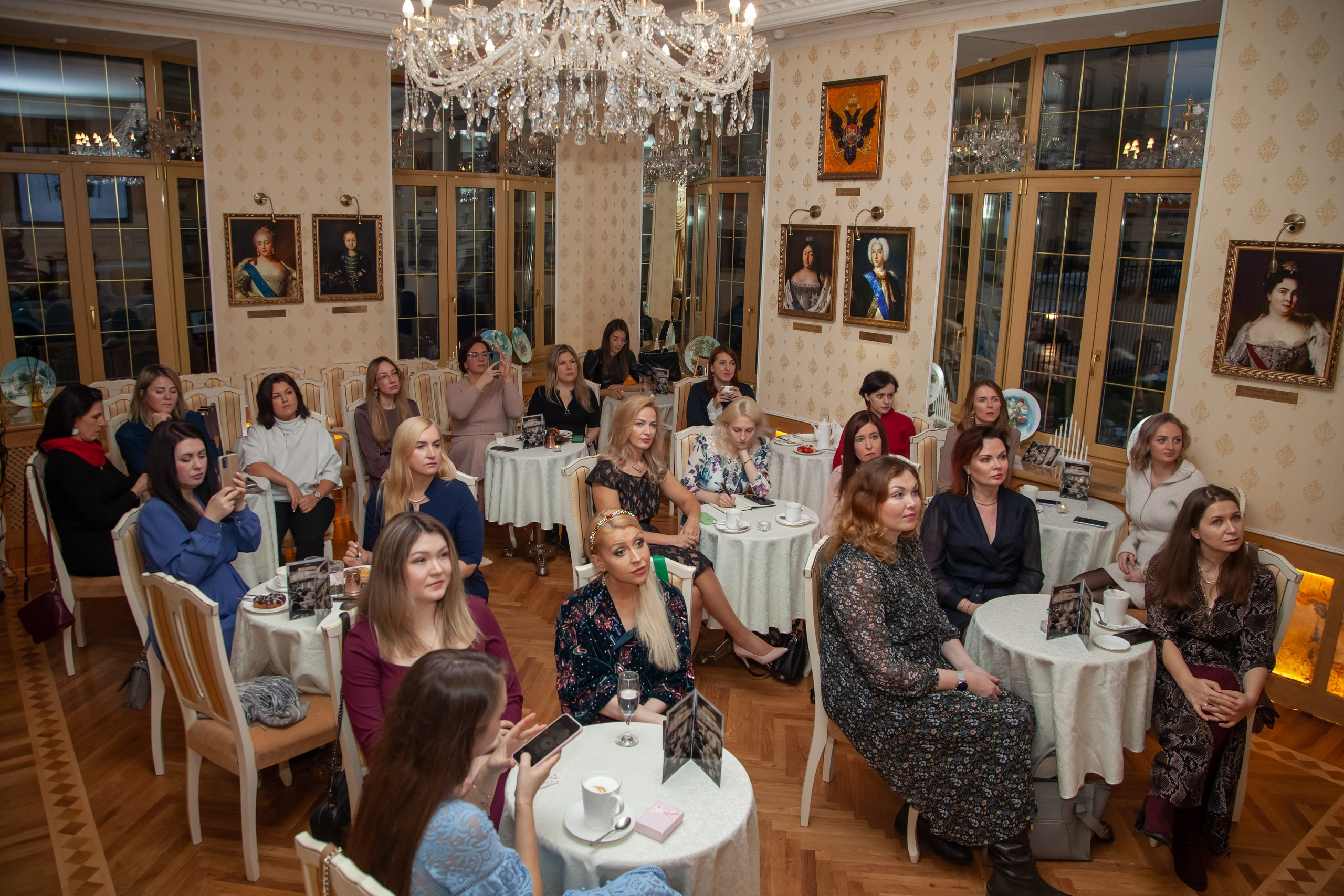 Праздники, лекции, культурные встречи, бранчи. Двойняшки-фотографы Анна и Анастасия в Санкт-Петербурге