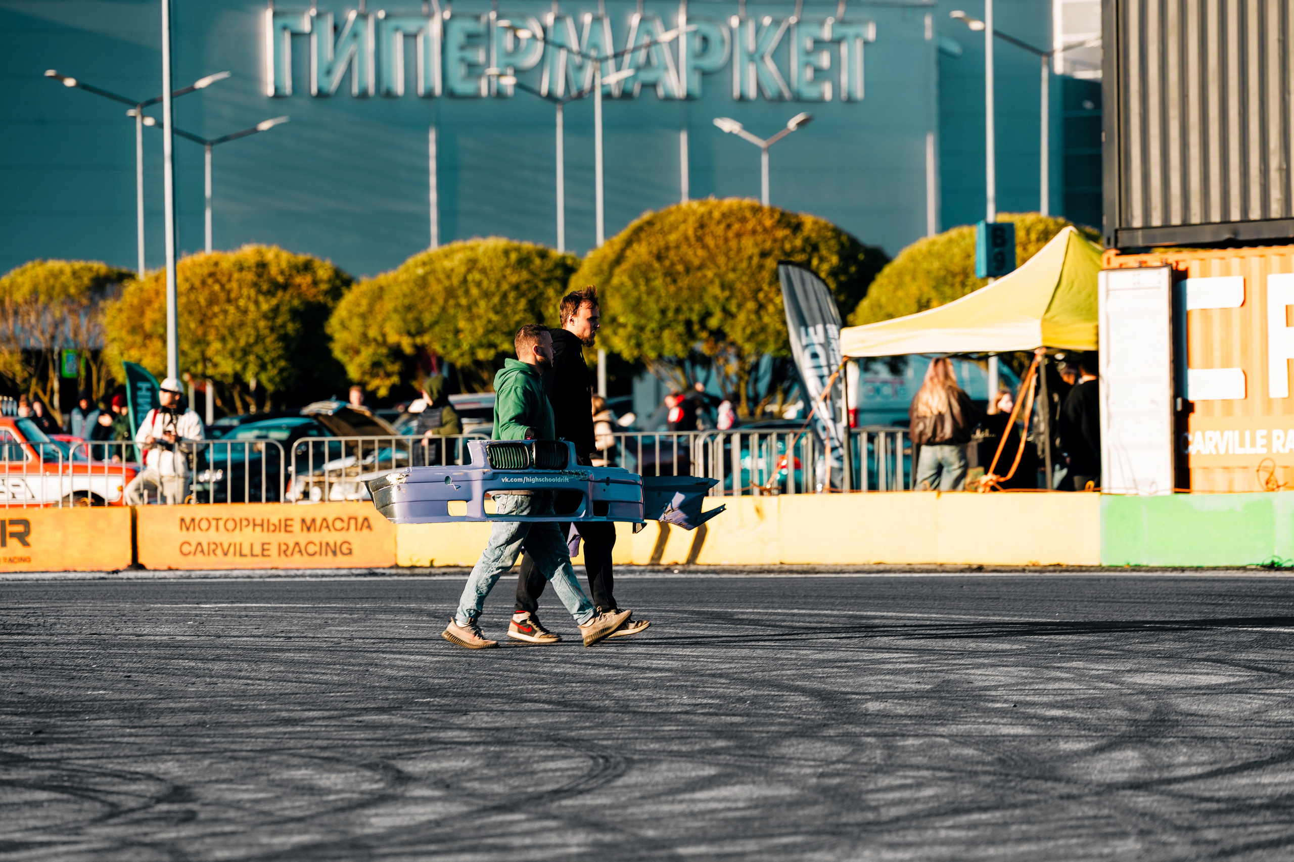 Фотографии закрытия сезона 2025 VibeSide — дрифт и автошоу у МЕГА Дыбенко, Санкт-Петербург